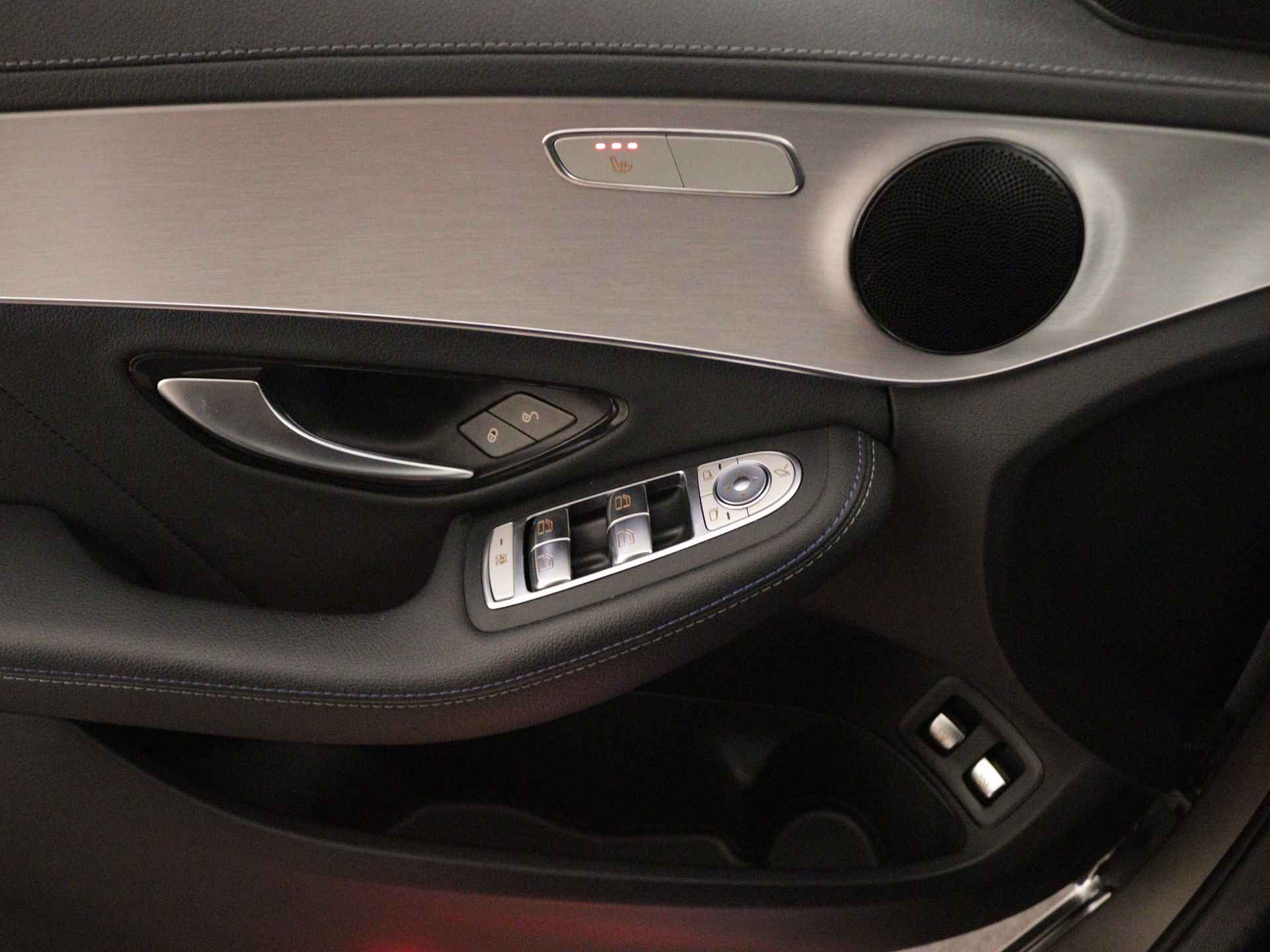 Mercedes-Benz C-Klasse Estate 300 e AMG Nightpakket | Panoramadak | Rijassistentie Pack | 360 gr Camera | Sfeerverlichting | Apple CarPlay | Alarm | Inclusief 24 maanden Mercedes-Benz Certified garantie voor Europa. - 33/46