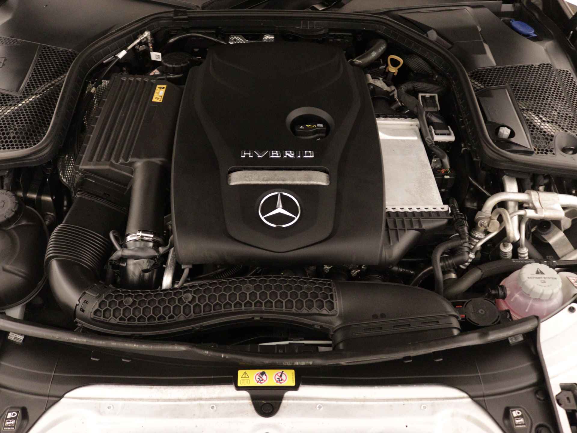 Mercedes-Benz C-Klasse Estate 300 e AMG Nightpakket | Panoramadak | Rijassistentie Pack | 360 gr Camera | Sfeerverlichting | Apple CarPlay | Alarm | Inclusief 24 maanden Mercedes-Benz Certified garantie voor Europa. - 41/46