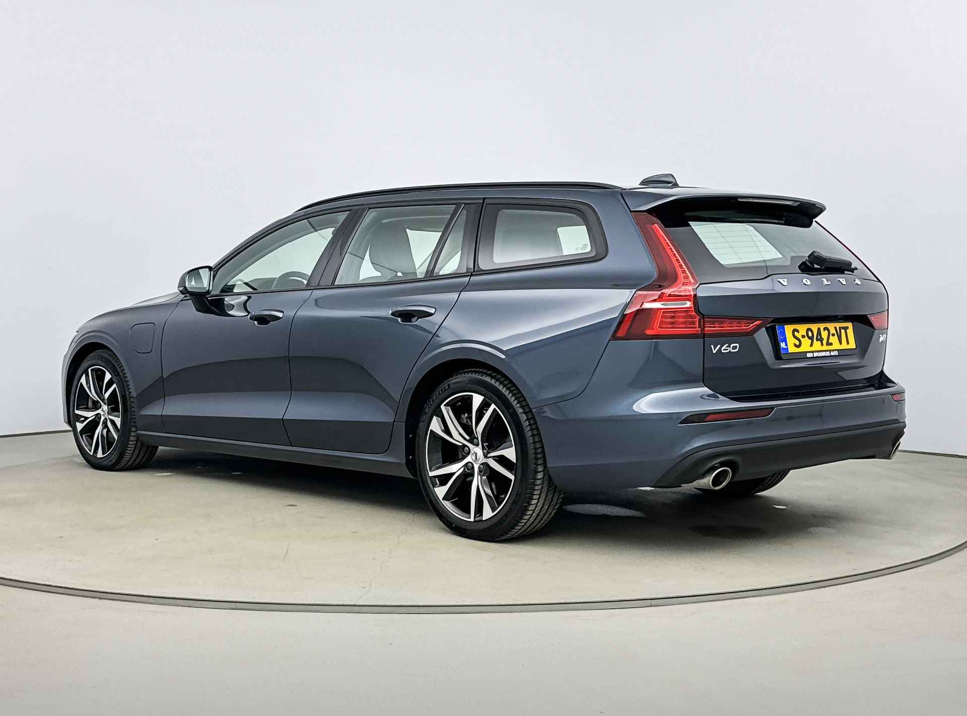 Volvo V60 T6 RECHARGE MOMENTUM | BLIS | 18 INCH | CLIMATE LINE | PDC CAMERA | CTA | - 10/28