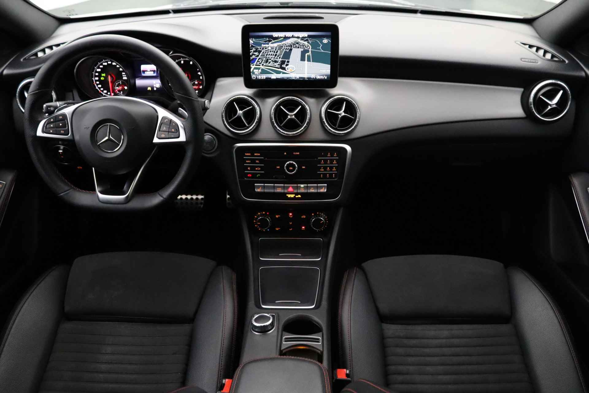 Mercedes-Benz CLA-Klasse Shooting Brake 180 | AMG-Styling | Stoelverwarming | Camera | Parkeersensoren | Apple carplay - 3/32