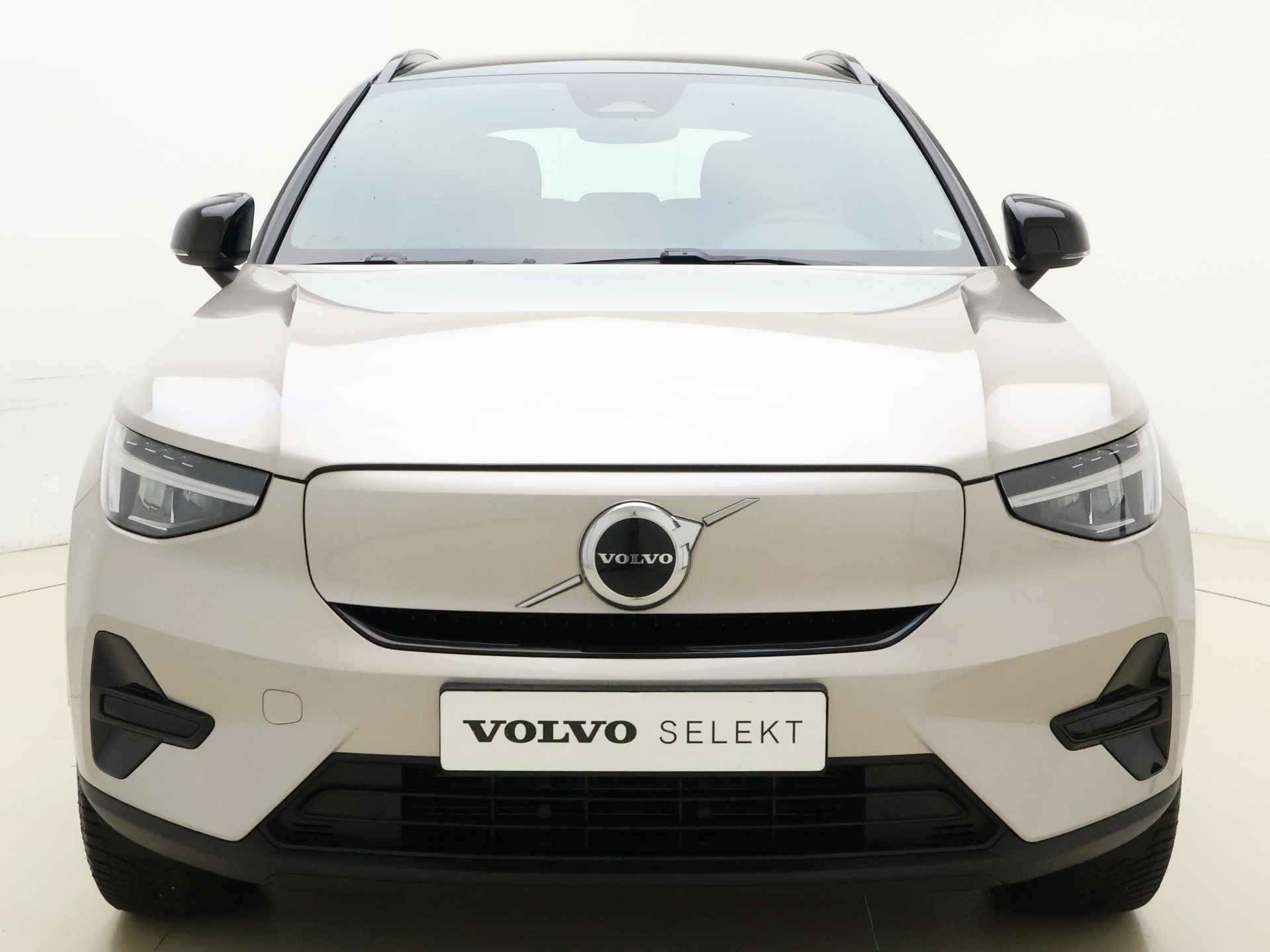 Volvo XC40 Extended Range Plus 82 kWh / 3 jaar gratis onderhoud / € 2.950,- Subsidie / Nieuw op voorraad / El. Trekhaak / Warmtepomp / Stoel + Stuurw. Verwarming / - 3/37