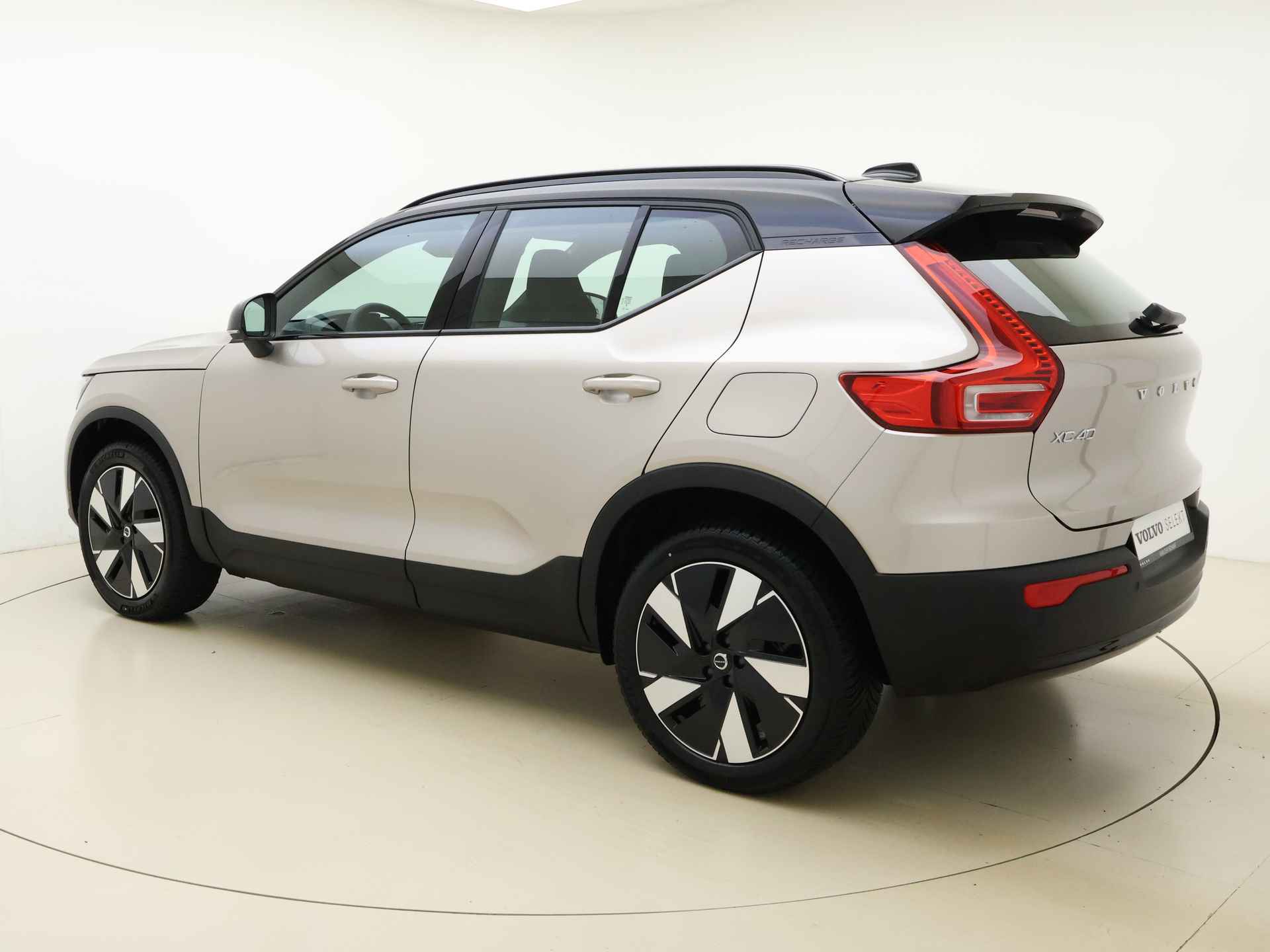 Volvo XC40 Extended Range Plus 82 kWh / 3 jaar gratis onderhoud / € 2.950,- Subsidie / Nieuw op voorraad / El. Trekhaak / Warmtepomp / Stoel + Stuurw. Verwarming / - 9/37