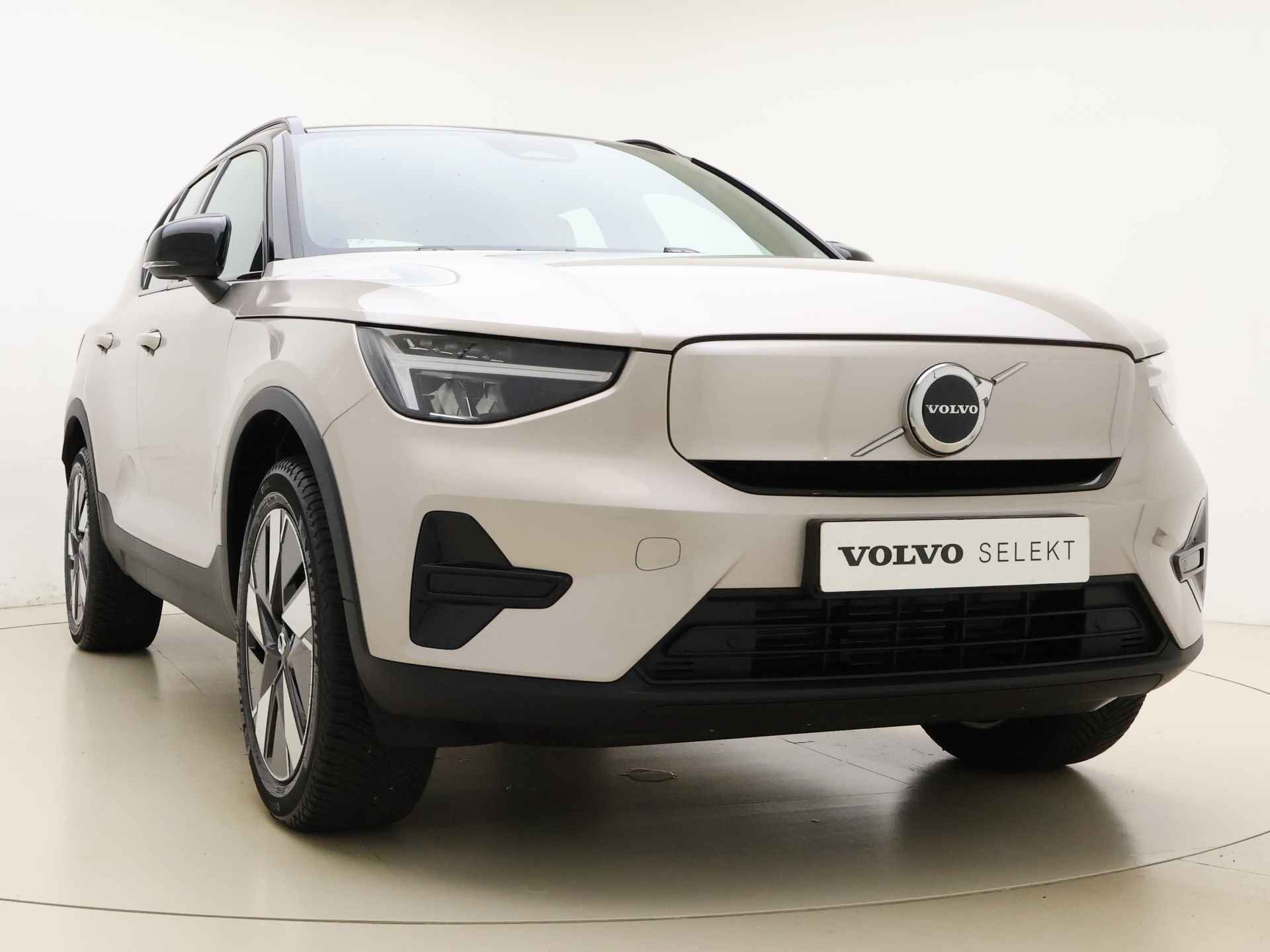 Volvo XC40 Extended Range Plus 82 kWh / 3 jaar gratis onderhoud / € 2.950,- Subsidie / Nieuw op voorraad / El. Trekhaak / Warmtepomp / Stoel + Stuurw. Verwarming / - 20/37