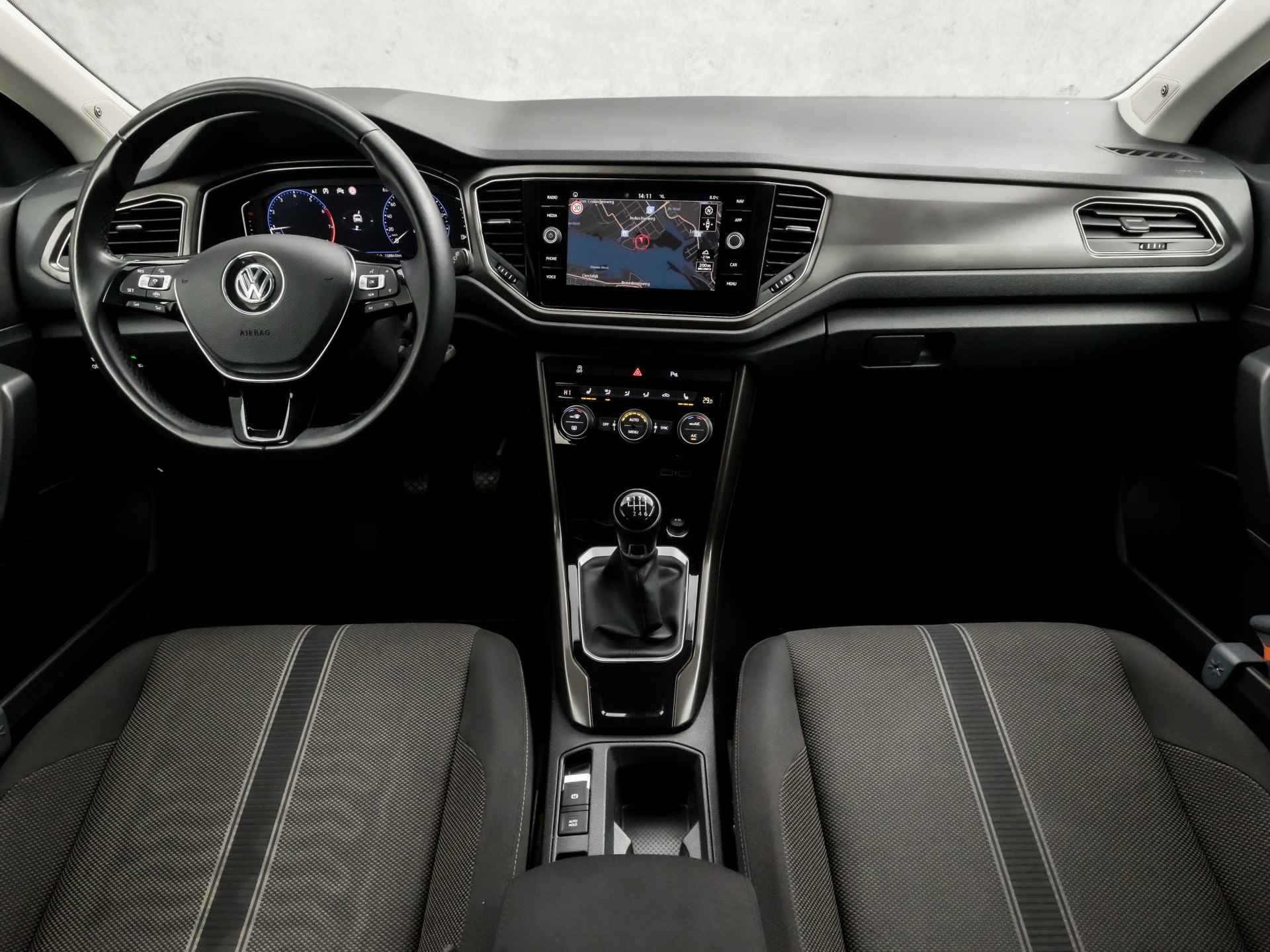 Volkswagen T-Roc 1.5 TSI Sport 150Pk (DIGITAL COCKPIT, APPLE CARPLAY, STOELVERWARMING, CAMERA, SPORTSTOELEN, DODEHOEK DETECTOR, ADAPTIVE CRUISE, GETINT GLAS, LANE ASSIST, DAB+, NIEUWSTAAT) - 6/34