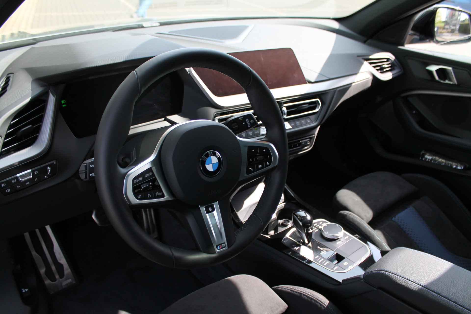 BMW 1-serie 118i High Executive M Sport Automaat / Panoramadak / Live Cockpit Professional / Parking Assistant / Cruise Control / Verwarmd stuurwiel / Stoelverwarming - 5/22