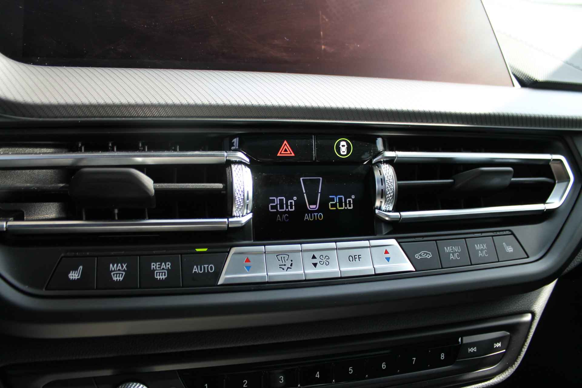 BMW 1-serie 118i High Executive M Sport Automaat / Panoramadak / Live Cockpit Professional / Parking Assistant / Cruise Control / Verwarmd stuurwiel / Stoelverwarming - 8/22