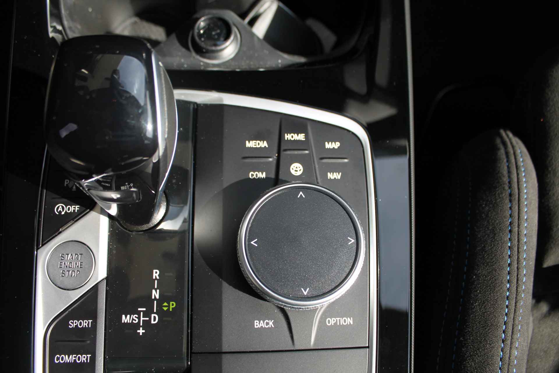 BMW 1-serie 118i High Executive M Sport Automaat / Panoramadak / Live Cockpit Professional / Parking Assistant / Cruise Control / Verwarmd stuurwiel / Stoelverwarming - 13/22