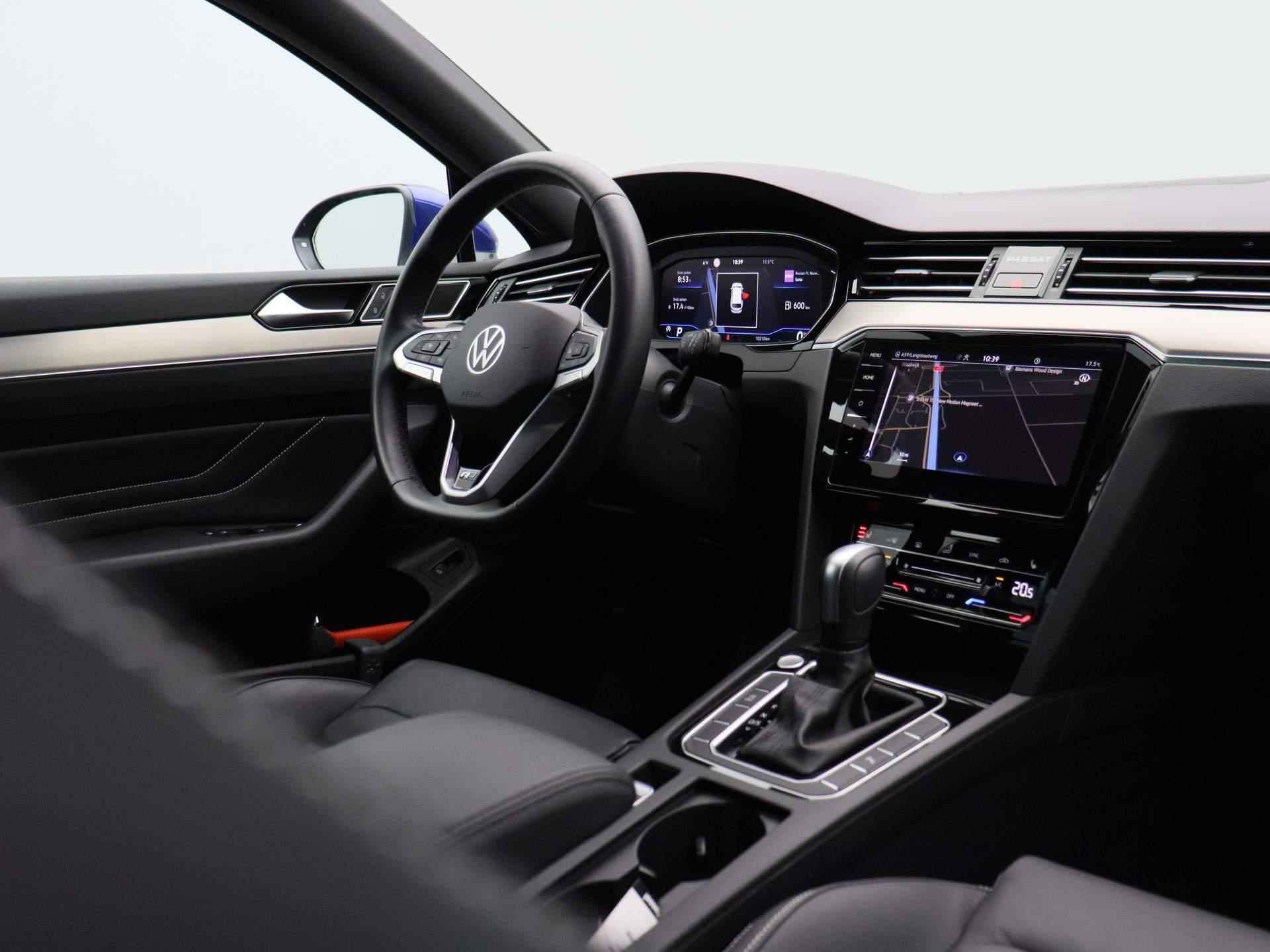 Volkswagen Passat Variant 1.5 TSI Elegance Business R | Automaat | R-Line |  Lederen bekleding | Panorama dak | Digital Cockpit PRO | Navigatie PRO (Groot Scherm) | Stoelverwarming | Achteruitrij Camera - 37/48