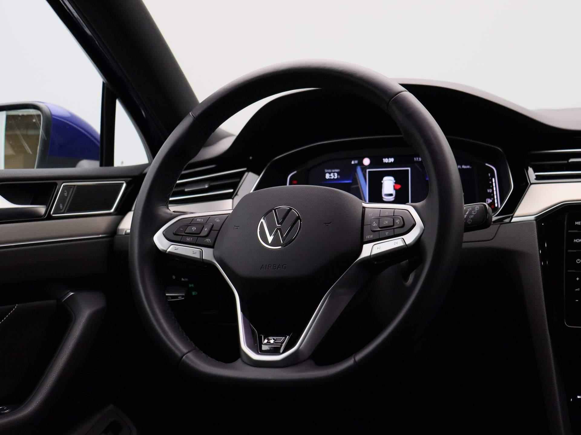 Volkswagen Passat Variant 1.5 TSI Elegance Business R | Automaat | R-Line |  Lederen bekleding | Panorama dak | Digital Cockpit PRO | Navigatie PRO (Groot Scherm) | Stoelverwarming | Achteruitrij Camera - 39/48