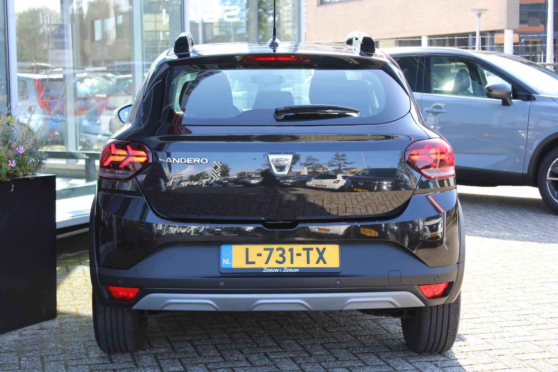 Dacia Sandero Stepway 1.0 TCe 100 Bi-Fuel Comfort 100PK | Parkeersensoren | Navigatie | Apple Carplay/Android auto | Cruise control | Automatische regen/lichtsensor | Bluetooth | Elektrische zijspiegels + ramen | - 3/43