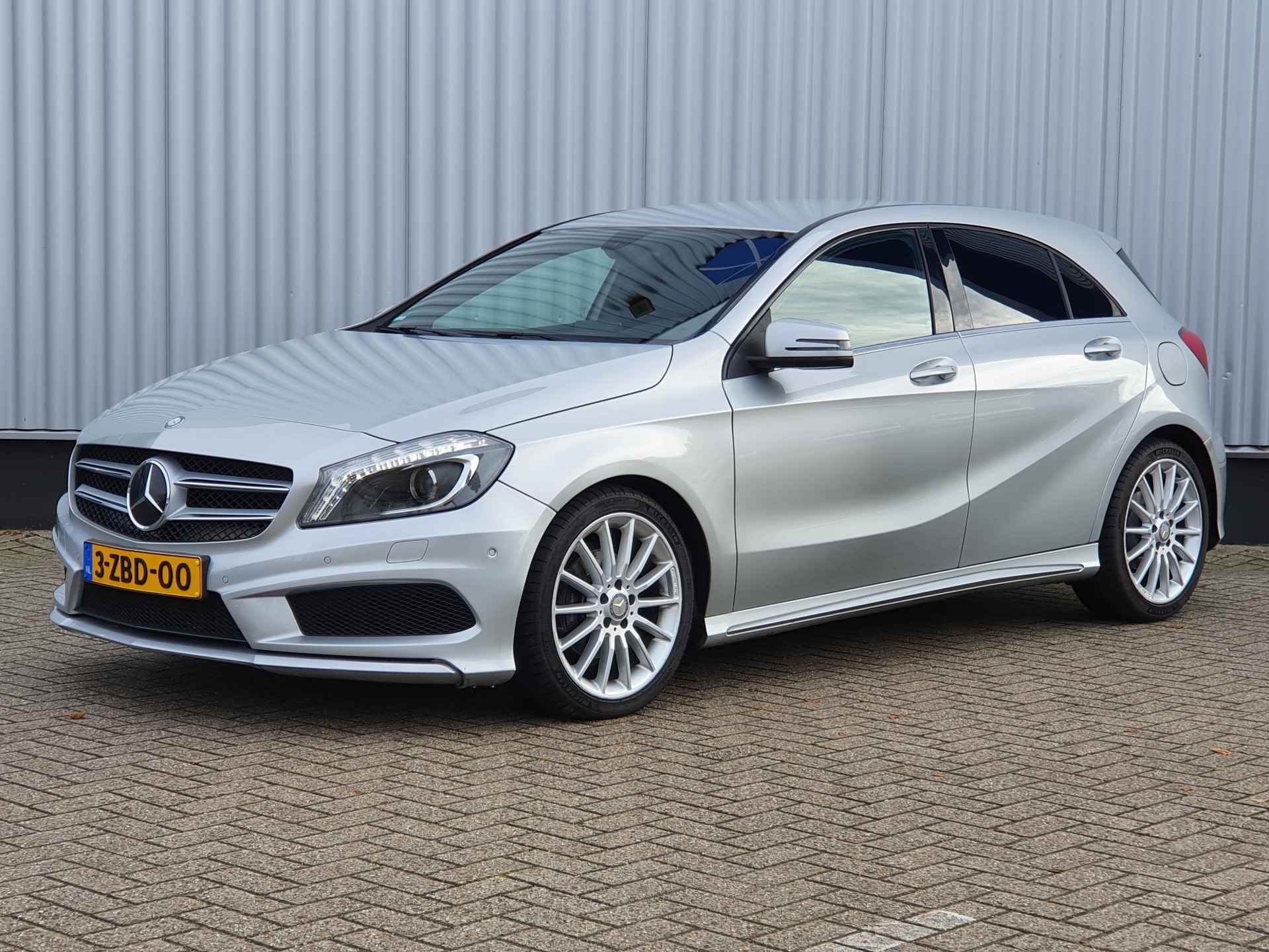 Mercedes-Benz A-Klasse 180 Automaat AMG-Pakket | Cruise Control | Alcantara | Airco | Navigatie - 4/32