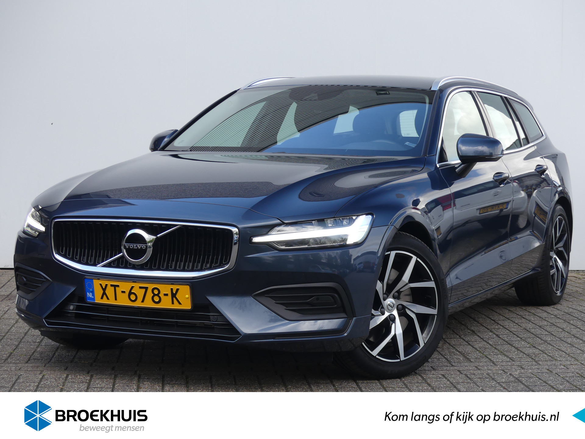 Volvo V60 2.0 T5 Momentum Pro Automaat | WEGKLAPBARE TREKHAAK | DODEHOEKDETECTIE | 19'' LMV | bij viaBOVAG.nl