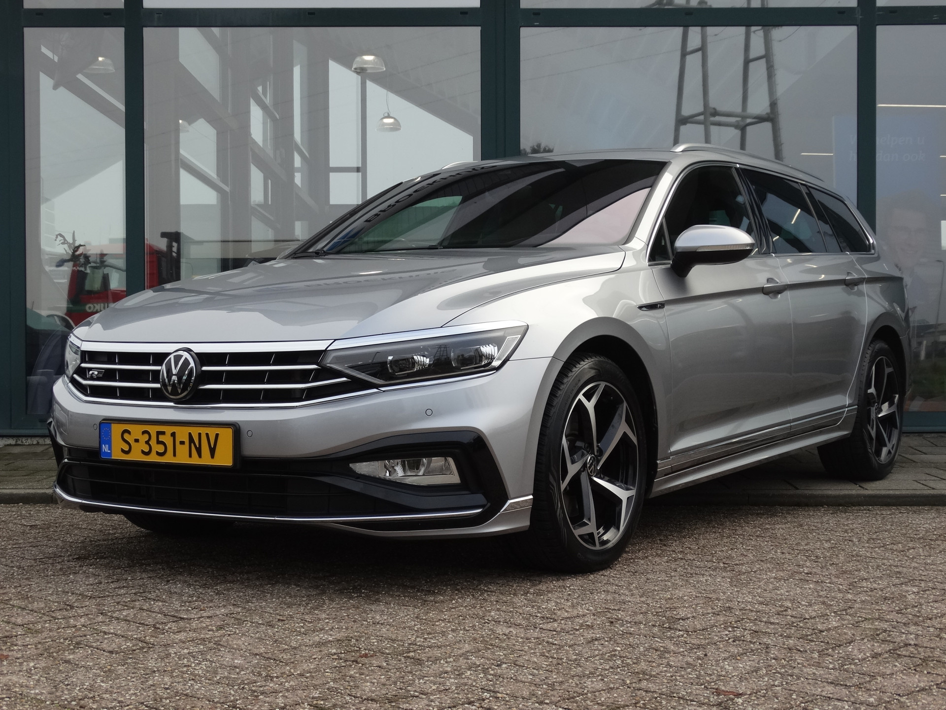 Volkswagen Passat Variant 1.5 TSI 150 PK DSG Automaat R-Line Business | Trekhaak | Full Leder | Navigatie | Achteruitrijcamera