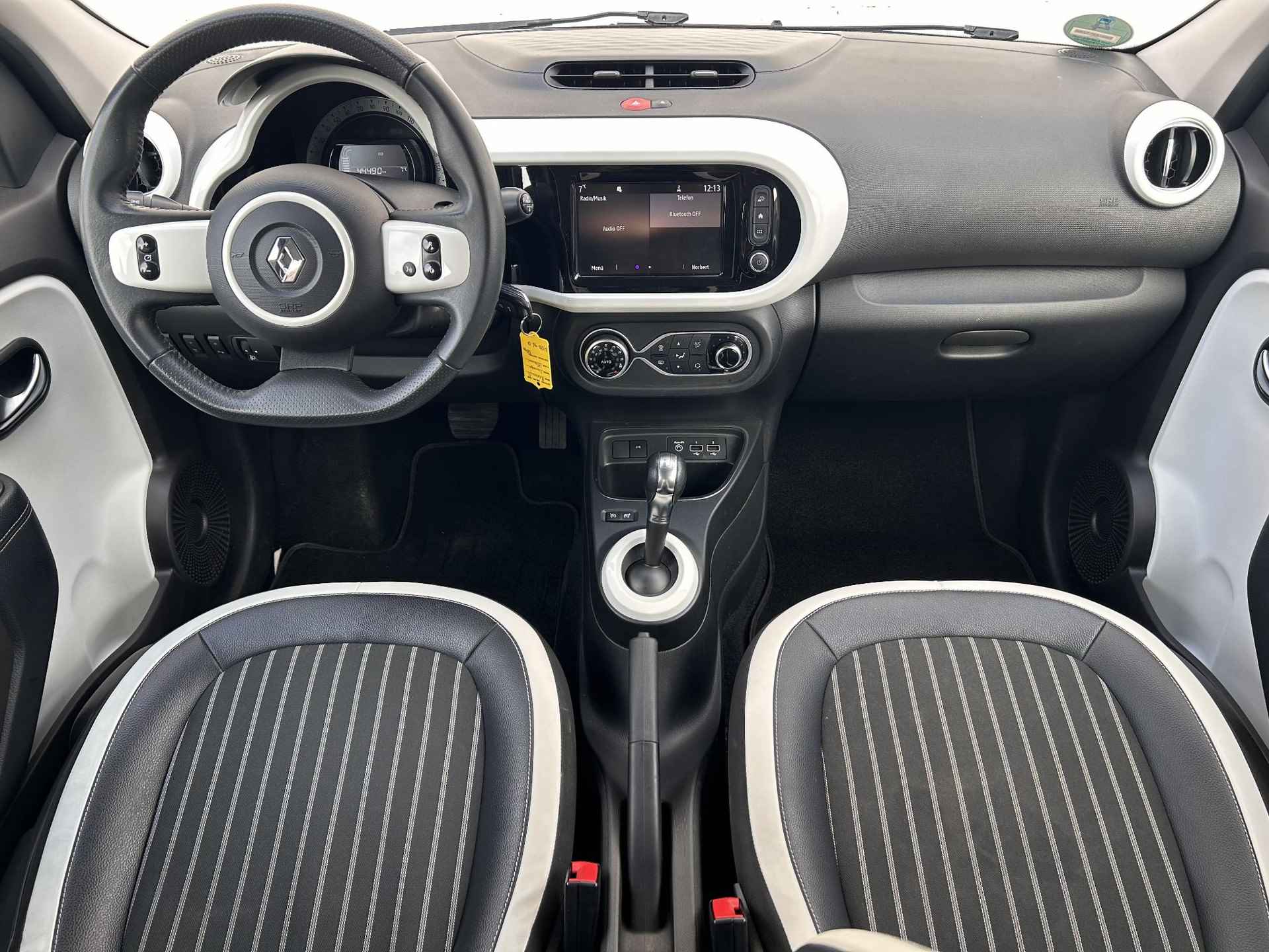 Renault Twingo Z.E. R80 Intens automaat / Elektrisch vouwdak / Koopaccu / SoH 93.0% / Camera / Apple carplay & Android auto / Cruise control / Climate Control / Radio / LED / - 2/36