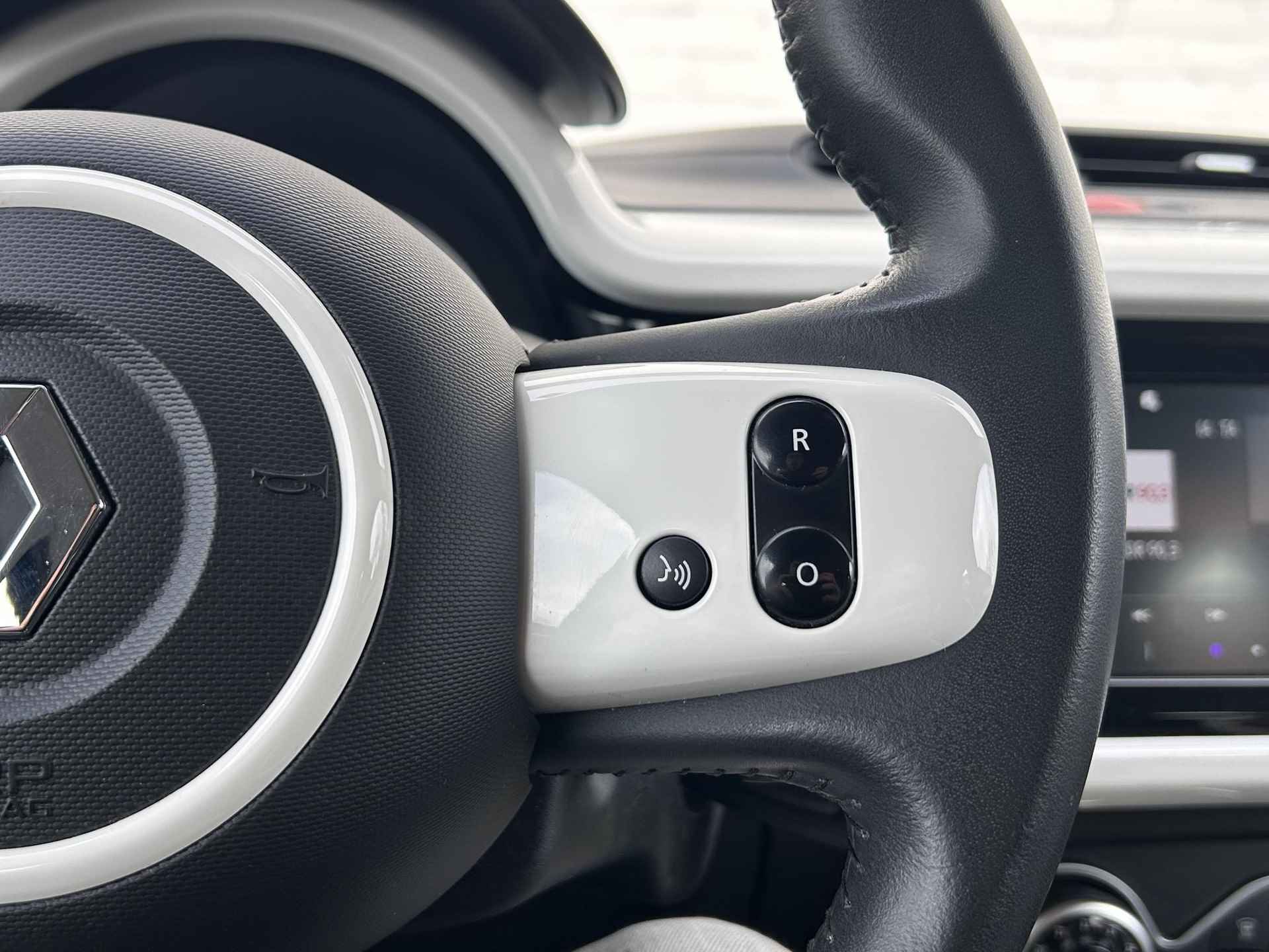 Renault Twingo Z.E. R80 Intens automaat / Elektrisch vouwdak / Koopaccu / SoH 93.0% / Camera / Apple carplay & Android auto / Cruise control / Climate Control / Radio / LED / - 22/36