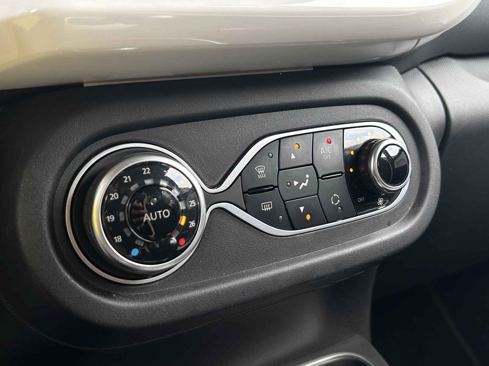 Renault Twingo Z.E. R80 Intens automaat / Elektrisch vouwdak / Koopaccu / SoH 93.0% / Camera / Apple carplay & Android auto / Cruise control / Climate Control / Radio / LED / - 25/36