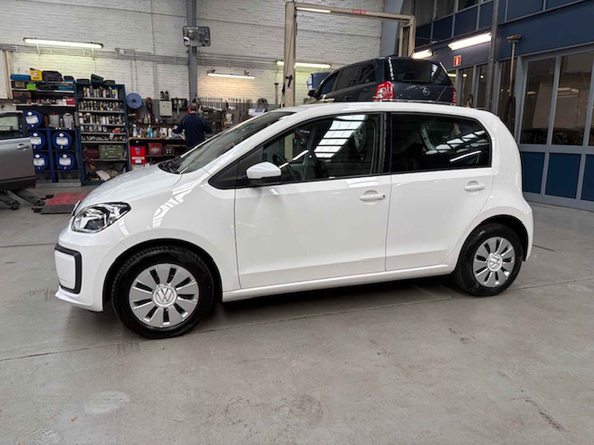 VOLKSWAGEN Up! 1.0 60PK 5D BMT Move up!  | Airco | Bluetooth | All season banden | NAP | Rijklaar prijs! - 4/17