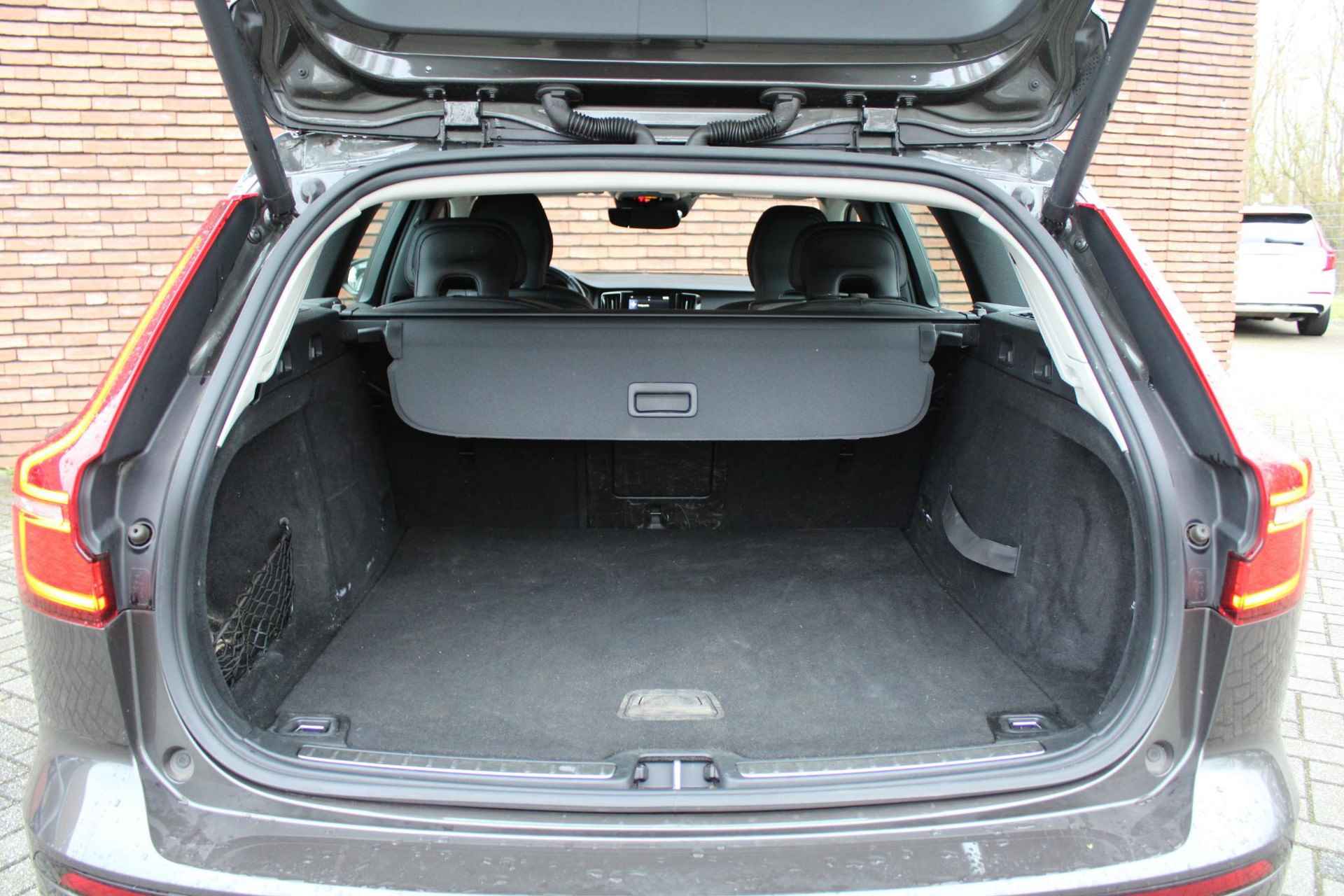 Volvo V60 T5 Automaat Inscription | Getint Glas Achter | DAB Ontvanger | Lederen Bekleding | Verwarmbare Voorstoelen | Navigatiesysteem | Apple Carplay/Android Auto | Cruise Control | High Performance Audio | Rijstrooksensor Met Correctie | Electronic Climate Control - 12/15