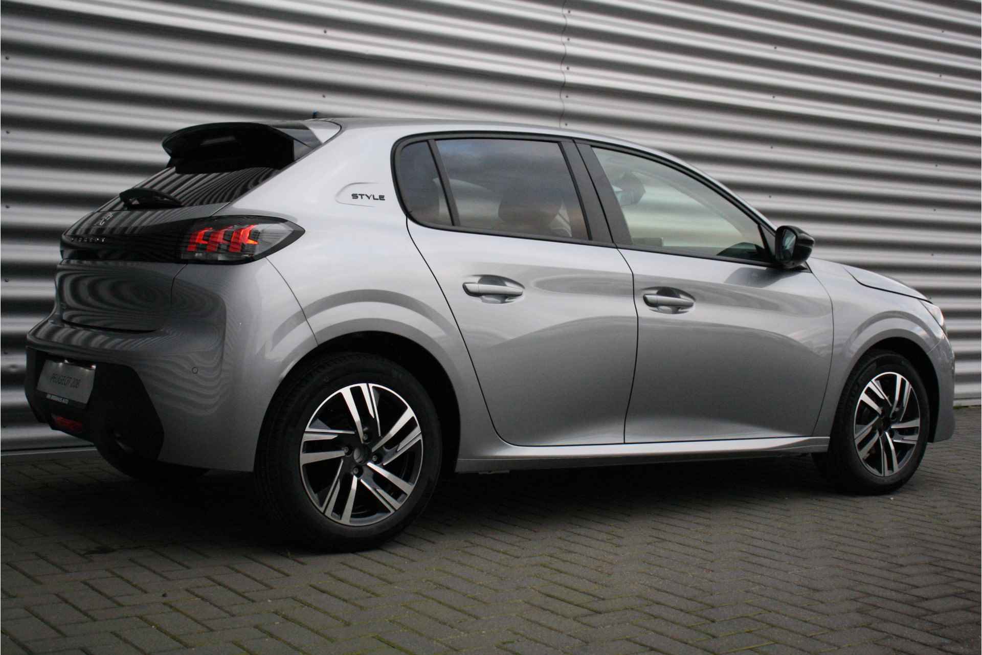 Peugeot 208 1.2 PURETECH 75PK STYLE / NAVI / AIRCO / LED / PDC / 16" LMV / CAMERA / DIRECT LEVERBAAR / €4.276,- VOORDEEL !! - 7/33