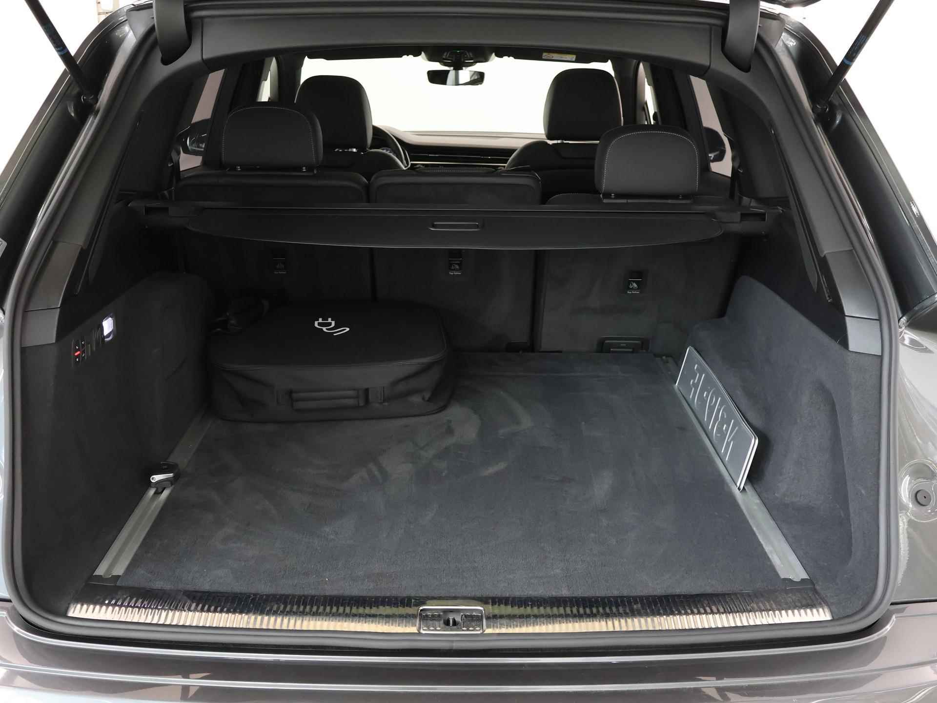 Audi Q7 55 TFSI e quattro S Line | Panoramadak | Matrix LED | Ele.stoelen + Geheugen | BOSE Audio | HUD |Rij-Assistentie pakket | Adaptieve CruiseControl | Adaptief Onderstel | 360 Camera | DAB | Trekhaak Wegklapbaar | - 40/50