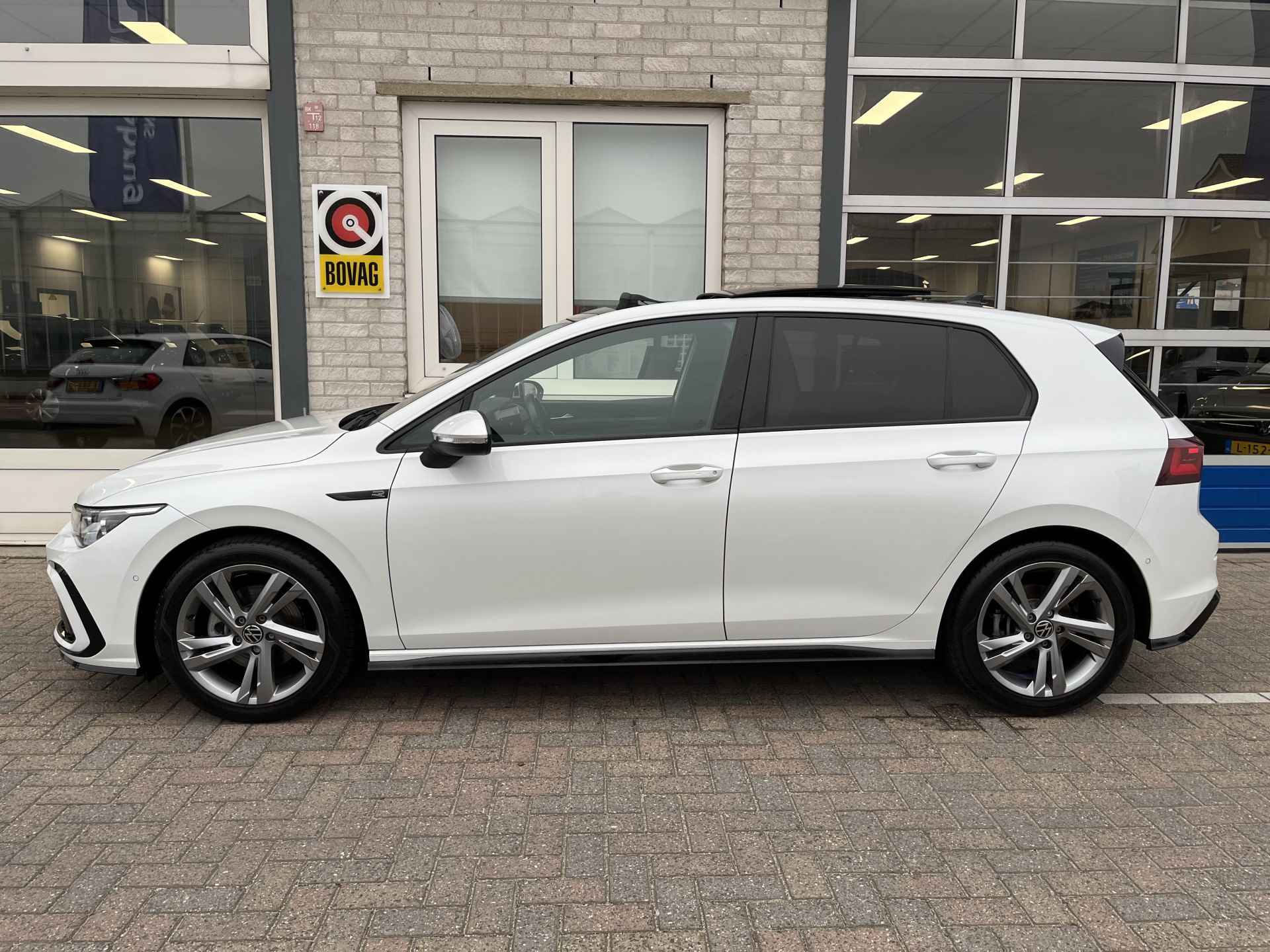 Volkswagen Golf 1.5 eTSI 2x R-Line / AUTOMAAT/ PANO/ KEYLESS/ ADAPT. CRUISE/ NAVI/ DAB/ APP-CONNECT/ PARK. SENSOREN + CAMERA/ CLIMA/ STUUR-STOELVERWARMING/ 17"LMV - 3/44