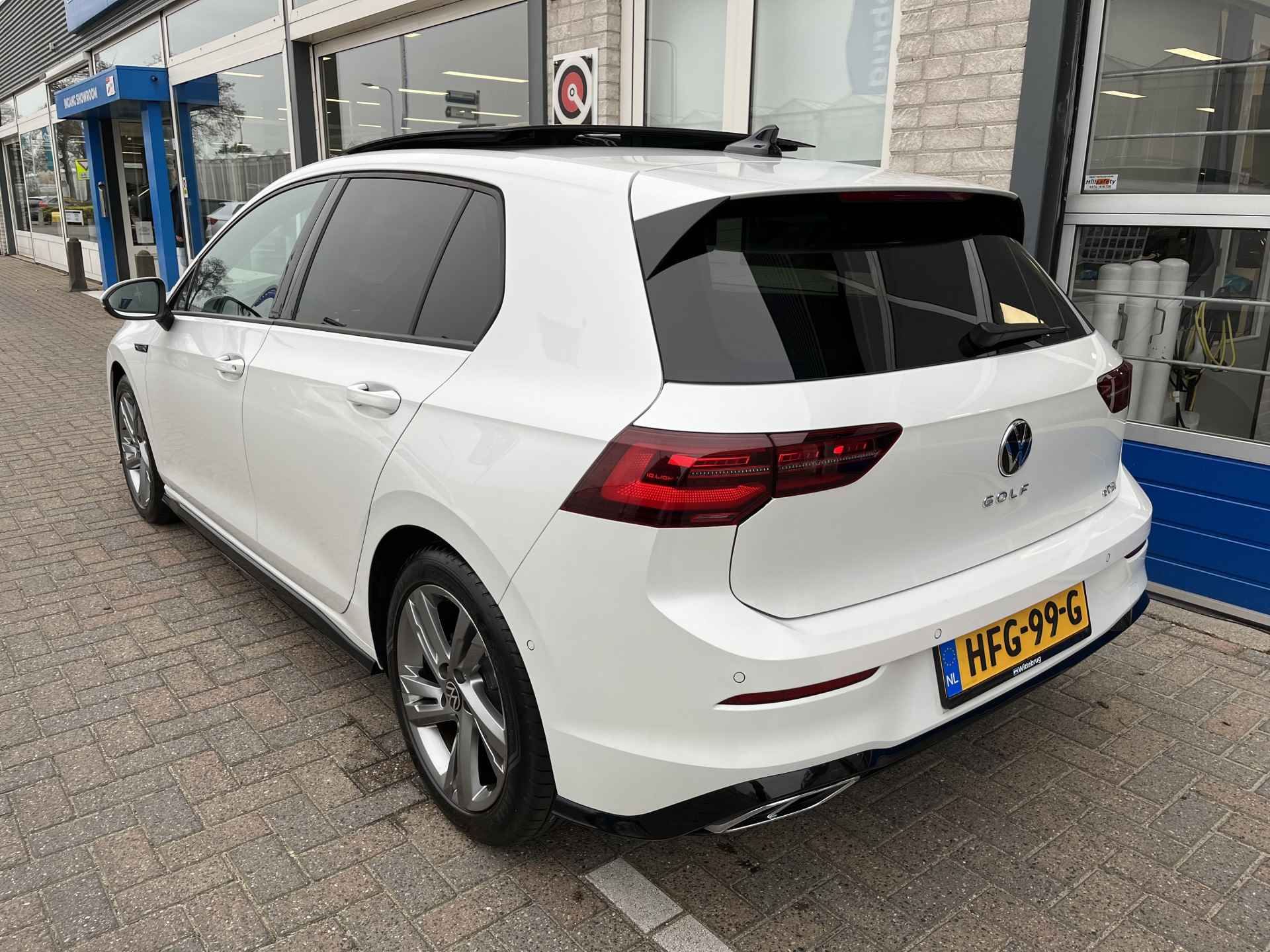 Volkswagen Golf 1.5 eTSI 2x R-Line / AUTOMAAT/ PANO/ KEYLESS/ ADAPT. CRUISE/ NAVI/ DAB/ APP-CONNECT/ PARK. SENSOREN + CAMERA/ CLIMA/ STUUR-STOELVERWARMING/ 17"LMV - 6/44