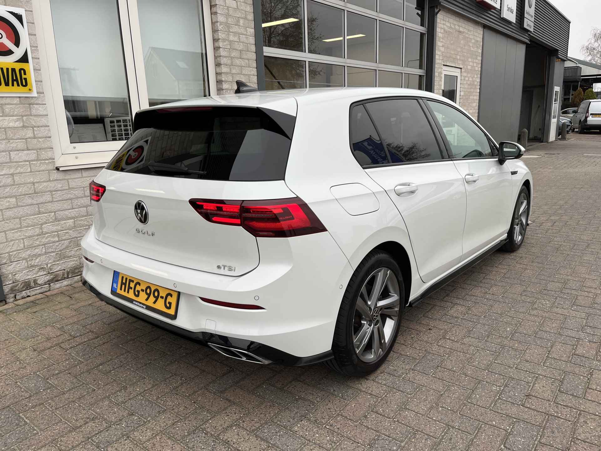 Volkswagen Golf 1.5 eTSI 2x R-Line / AUTOMAAT/ PANO/ KEYLESS/ ADAPT. CRUISE/ NAVI/ DAB/ APP-CONNECT/ PARK. SENSOREN + CAMERA/ CLIMA/ STUUR-STOELVERWARMING/ 17"LMV - 39/44