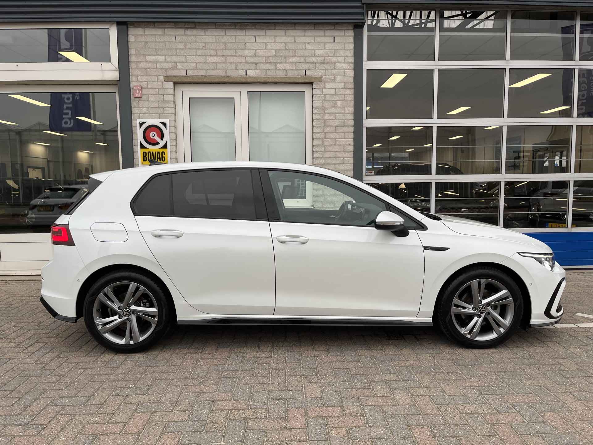 Volkswagen Golf 1.5 eTSI 2x R-Line / AUTOMAAT/ PANO/ KEYLESS/ ADAPT. CRUISE/ NAVI/ DAB/ APP-CONNECT/ PARK. SENSOREN + CAMERA/ CLIMA/ STUUR-STOELVERWARMING/ 17"LMV - 40/44