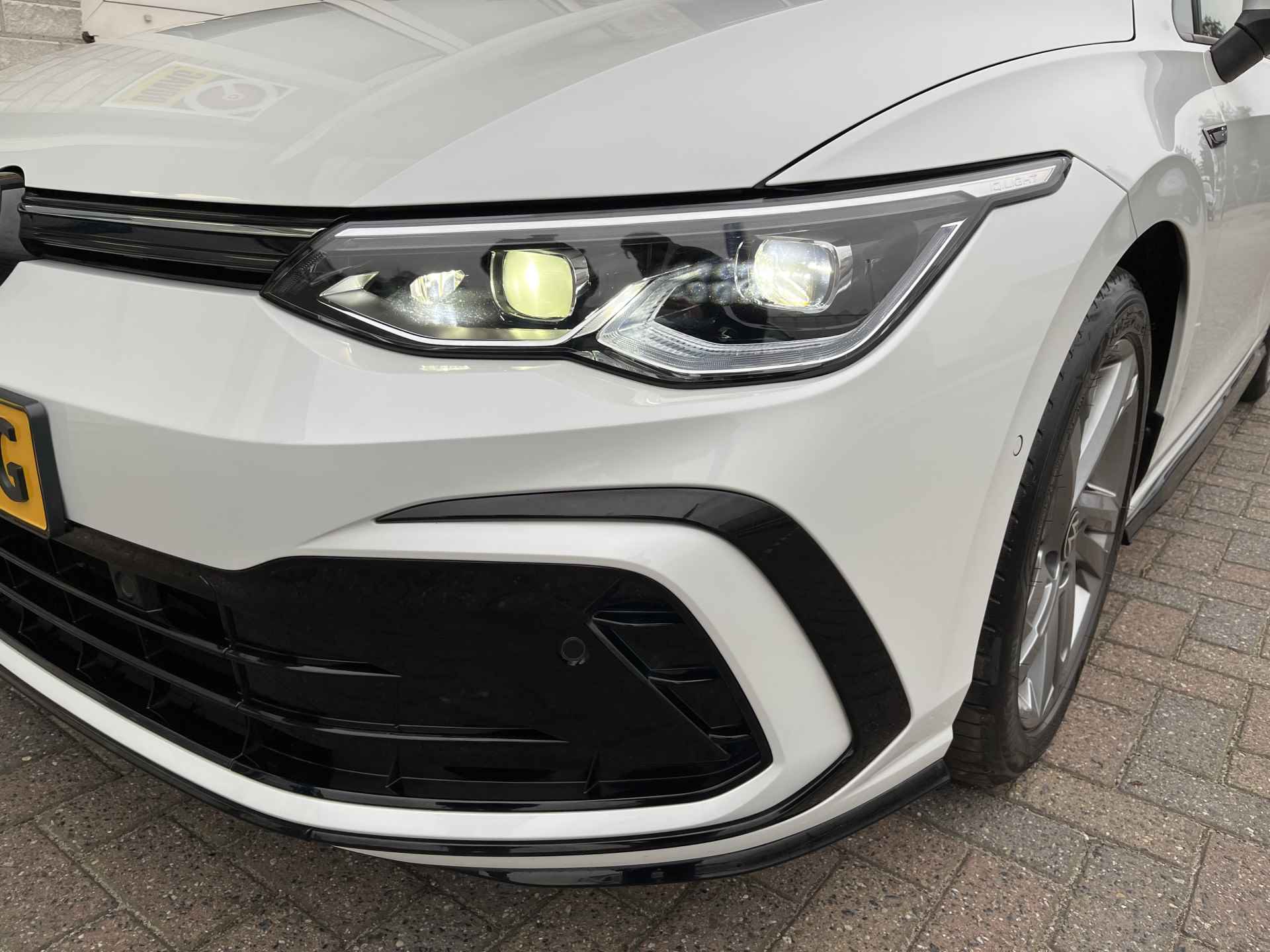 Volkswagen Golf 1.5 eTSI 2x R-Line / AUTOMAAT/ PANO/ KEYLESS/ ADAPT. CRUISE/ NAVI/ DAB/ APP-CONNECT/ PARK. SENSOREN + CAMERA/ CLIMA/ STUUR-STOELVERWARMING/ 17"LMV - 42/44