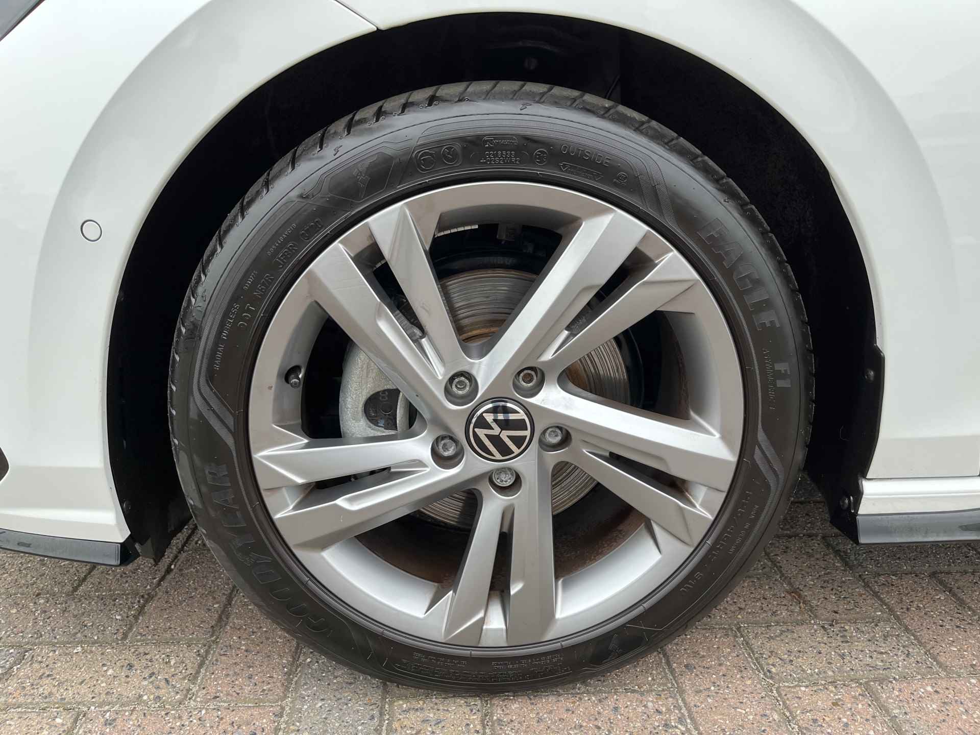 Volkswagen Golf 1.5 eTSI 2x R-Line / AUTOMAAT/ PANO/ KEYLESS/ ADAPT. CRUISE/ NAVI/ DAB/ APP-CONNECT/ PARK. SENSOREN + CAMERA/ CLIMA/ STUUR-STOELVERWARMING/ 17"LMV - 43/44