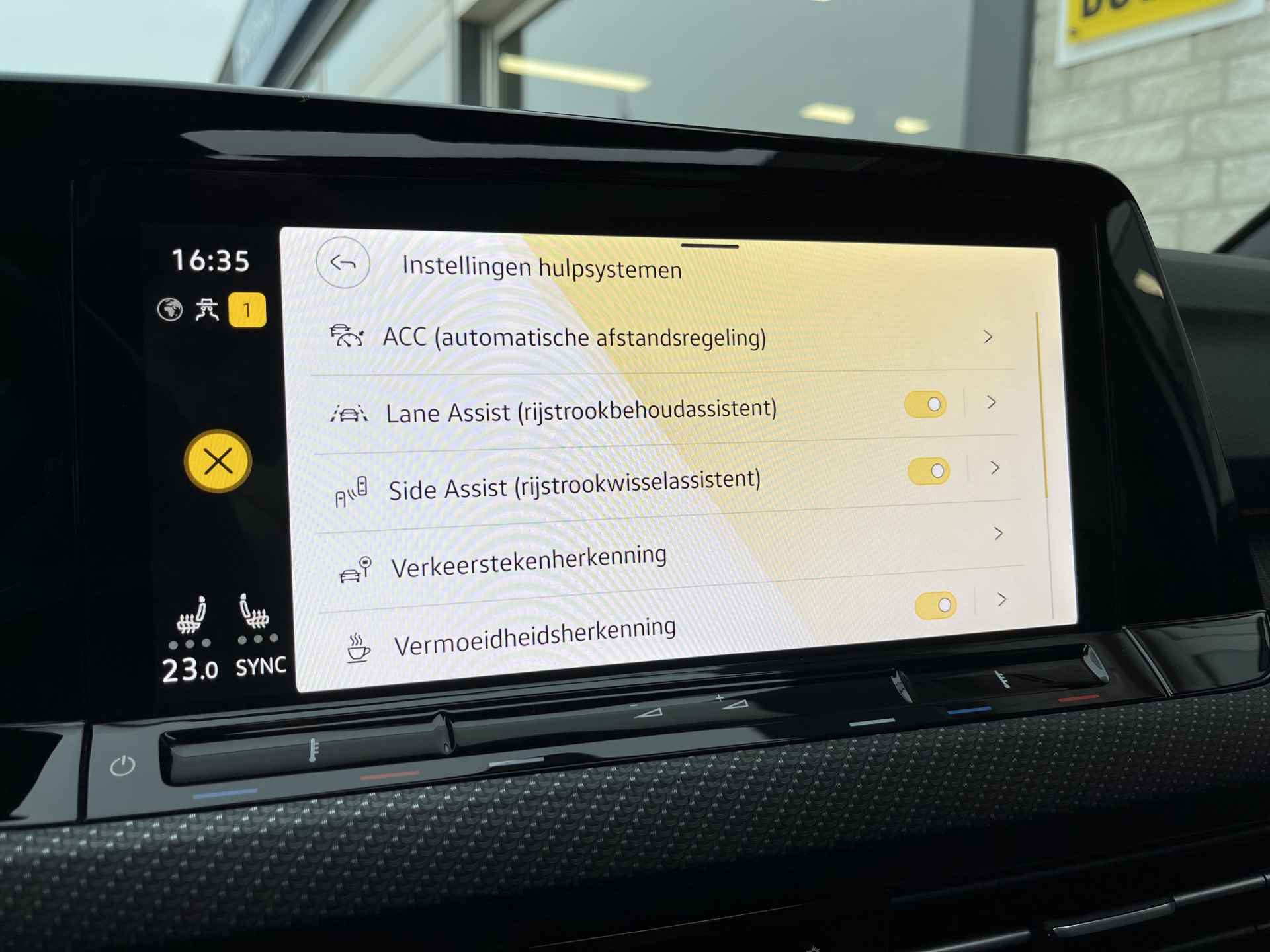 Volkswagen Golf 1.5 eTSI 2x R-Line / AUTOMAAT/ PANO/ KEYLESS/ ADAPT. CRUISE/ NAVI/ DAB/ APP-CONNECT/ PARK. SENSOREN + CAMERA/ CLIMA/ STUUR-STOELVERWARMING/ 17"LMV - 25/44