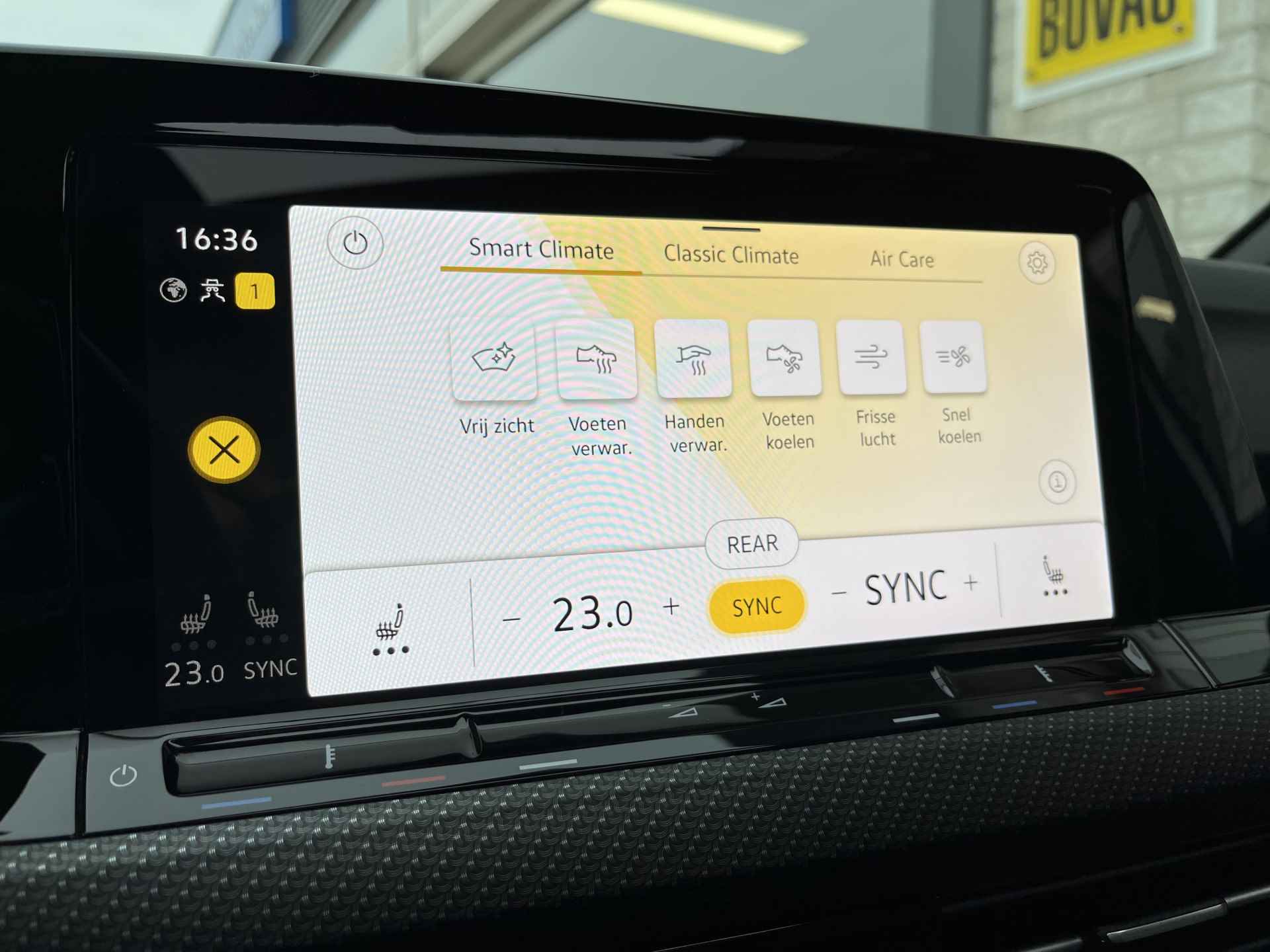 Volkswagen Golf 1.5 eTSI 2x R-Line / AUTOMAAT/ PANO/ KEYLESS/ ADAPT. CRUISE/ NAVI/ DAB/ APP-CONNECT/ PARK. SENSOREN + CAMERA/ CLIMA/ STUUR-STOELVERWARMING/ 17"LMV - 28/44