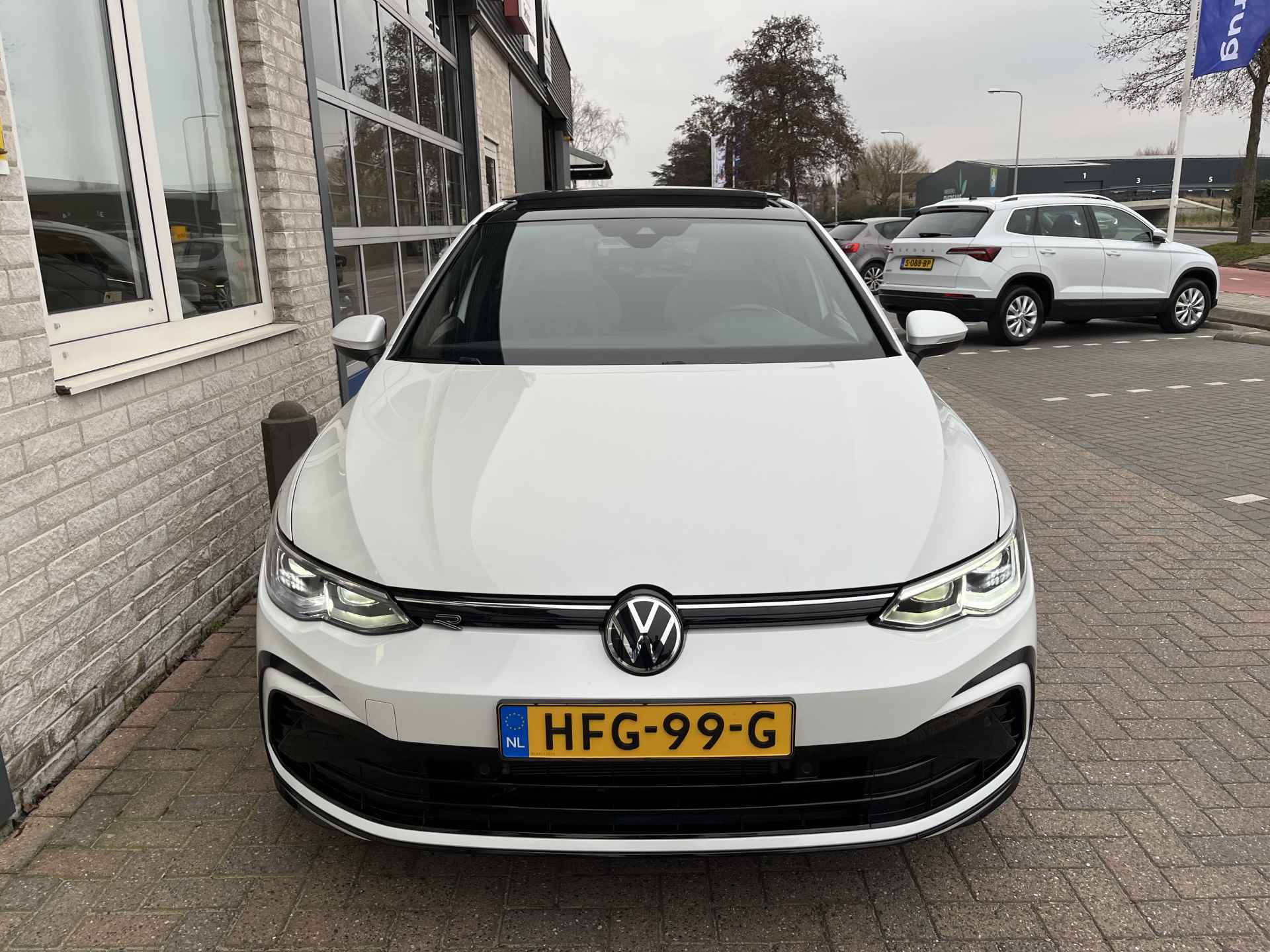 Volkswagen Golf 1.5 eTSI 2x R-Line / AUTOMAAT/ PANO/ KEYLESS/ ADAPT. CRUISE/ NAVI/ DAB/ APP-CONNECT/ PARK. SENSOREN + CAMERA/ CLIMA/ STUUR-STOELVERWARMING/ 17"LMV - 34/44