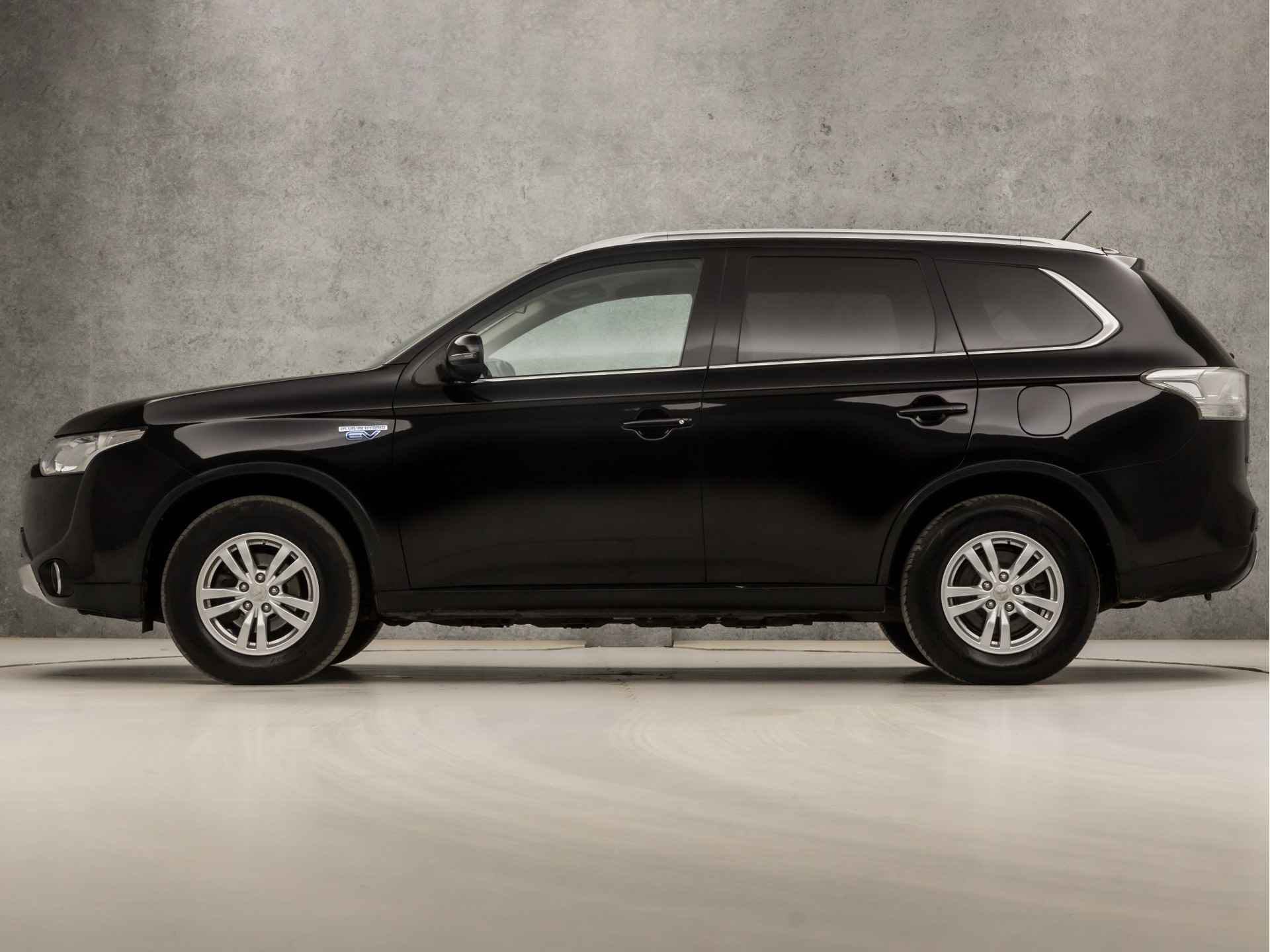 Mitsubishi Outlander 2.0 PHEV X-Line Sport Automaat (NAVIGATIE, NAP, CLIMATE, CAMERA, LEDER, SPORTSTOELEN, GETINT GLAS, KEYLESS, CRUISE, NIEUWE APK, NIEUWSTAAT) - 2/37