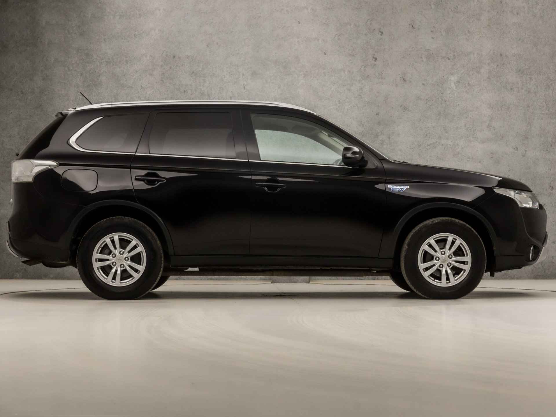 Mitsubishi Outlander 2.0 PHEV X-Line Sport Automaat (NAVIGATIE, NAP, CLIMATE, CAMERA, LEDER, SPORTSTOELEN, GETINT GLAS, KEYLESS, CRUISE, NIEUWE APK, NIEUWSTAAT) - 4/37