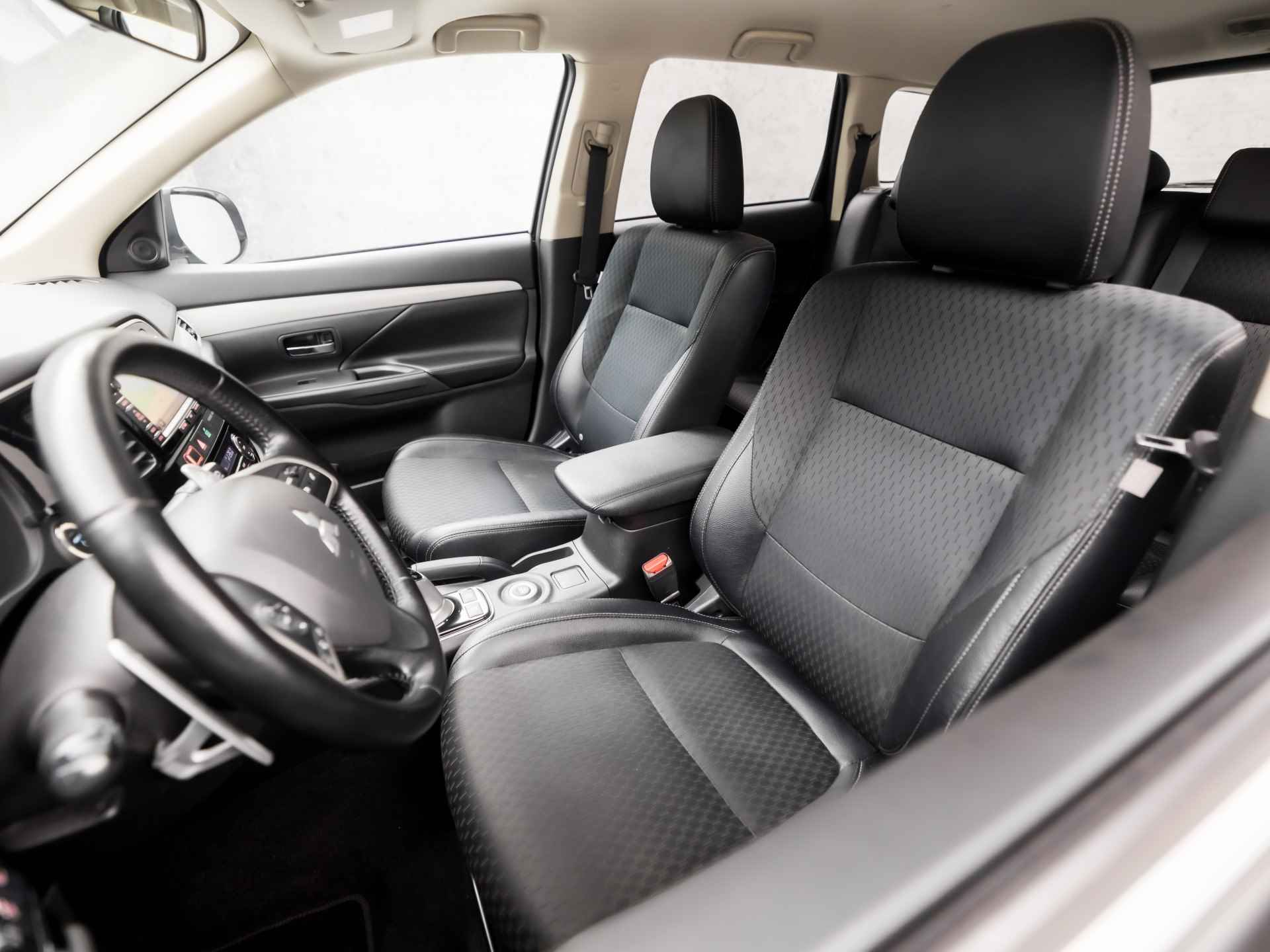 Mitsubishi Outlander 2.0 PHEV X-Line Sport Automaat (NAVIGATIE, NAP, CLIMATE, CAMERA, LEDER, SPORTSTOELEN, GETINT GLAS, KEYLESS, CRUISE, NIEUWE APK, NIEUWSTAAT) - 13/37