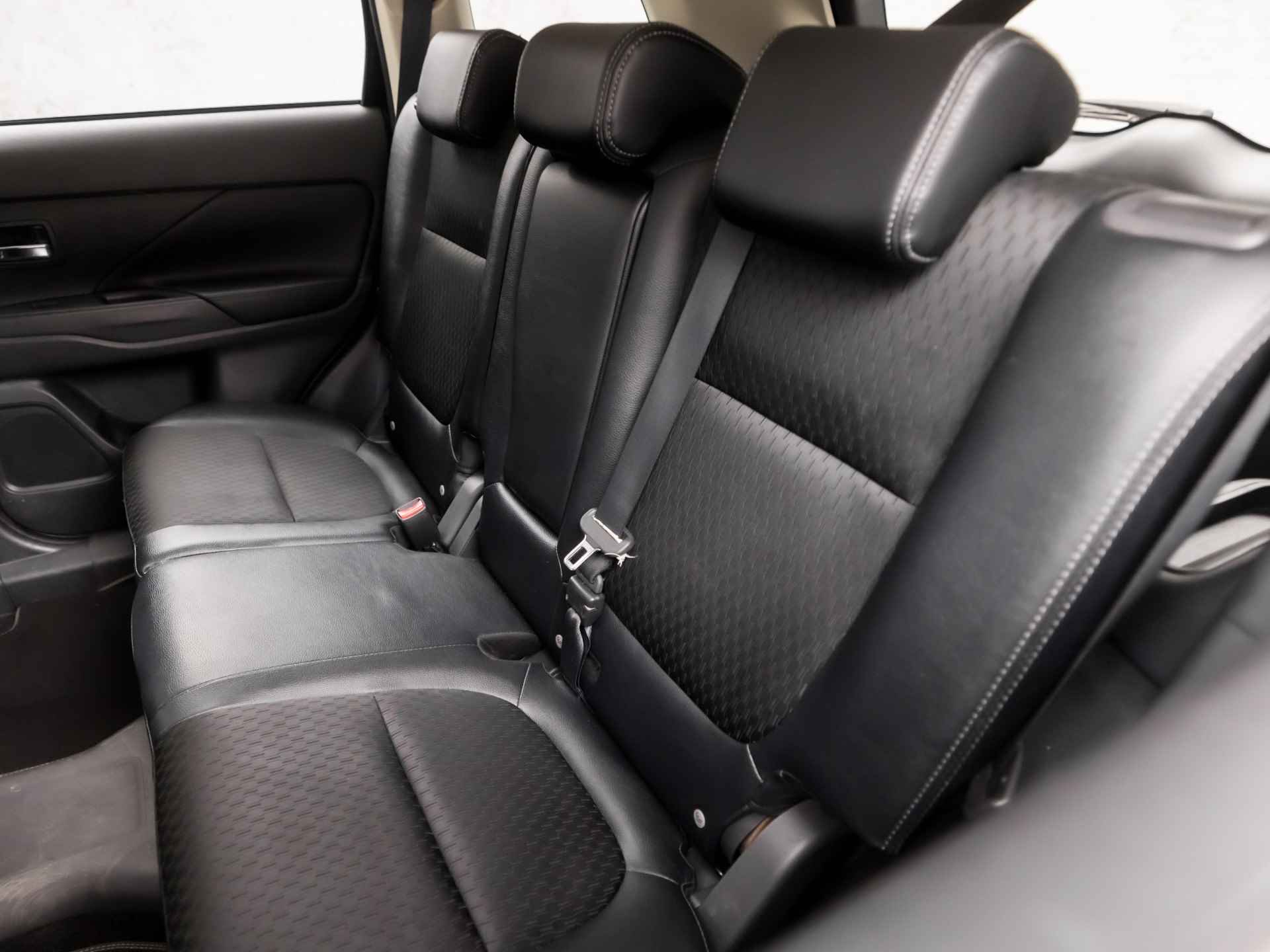 Mitsubishi Outlander 2.0 PHEV X-Line Sport Automaat (NAVIGATIE, NAP, CLIMATE, CAMERA, LEDER, SPORTSTOELEN, GETINT GLAS, KEYLESS, CRUISE, NIEUWE APK, NIEUWSTAAT) - 14/37