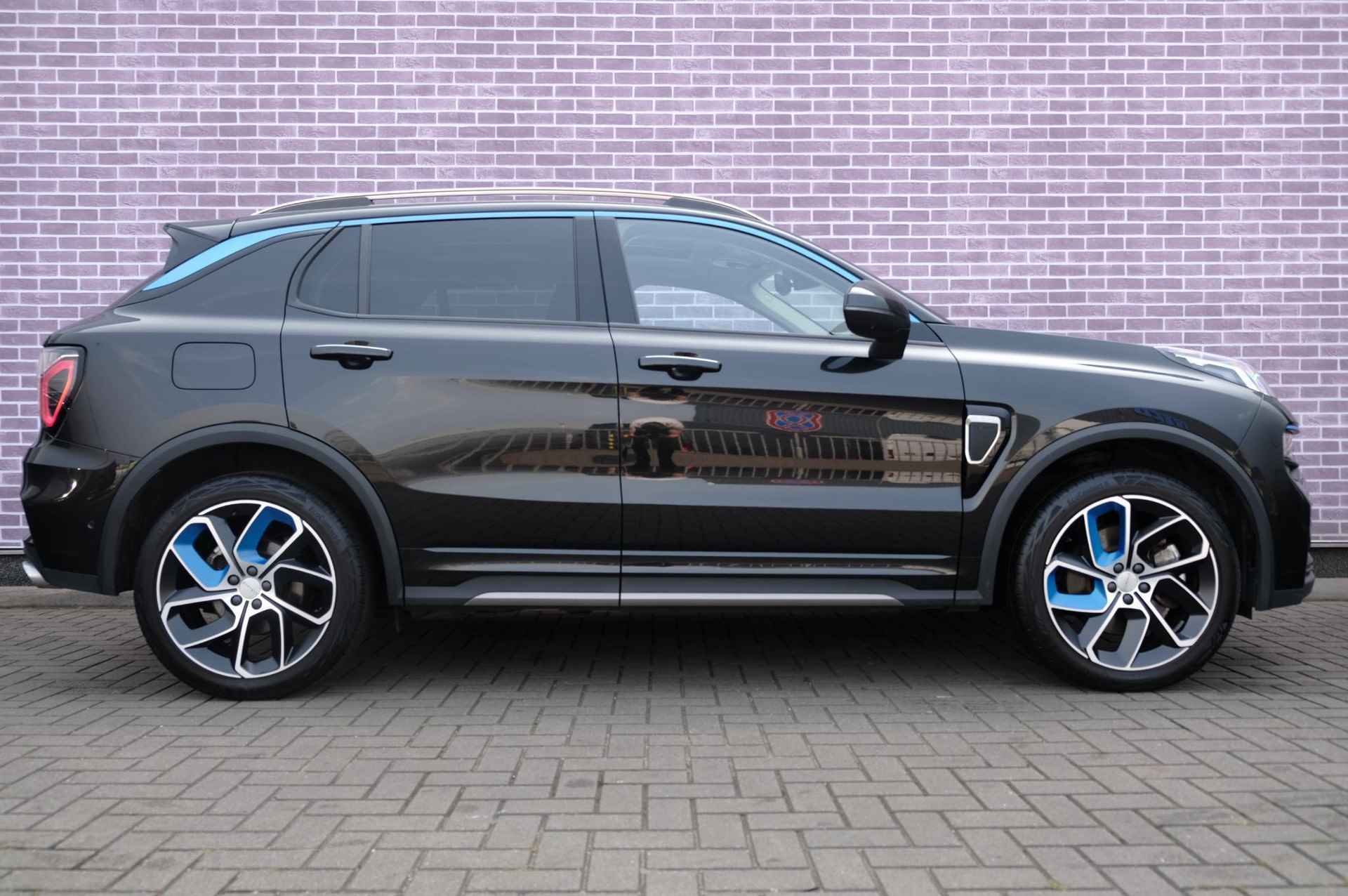 Lynk & Co 01 1.5 PHEV | Fullmap Navi | LM velgen | Apple Carplay/Android Auto | Schuif/Kantel Dak | 360 gr. Camera | Stuur/Stoelverwarming | Zwarte Hemelbekleding | Premium Audio | Park Assist Camera | Adaptive Cruise | LED koplampen - 16/32