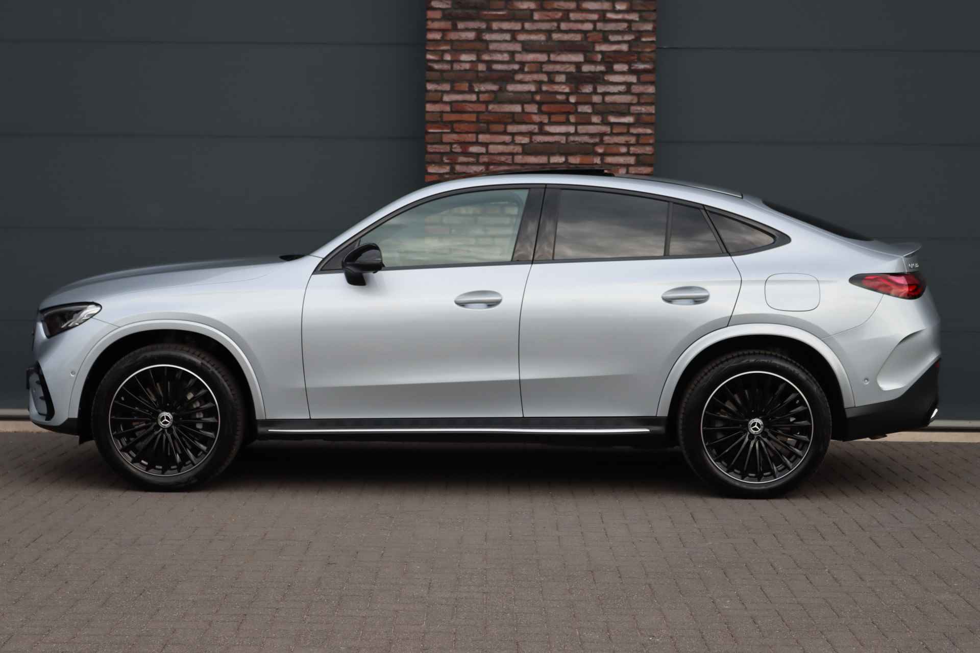 Mercedes-Benz GLC Coupé 300e 4MATIC AMG Line Aut9 | Distronic | Panoramadak | Memory | Verwarmd Stuurwiel | Camera | Dodehoekassistent | Nightpakket | Sfeerverlichting | - 9/36