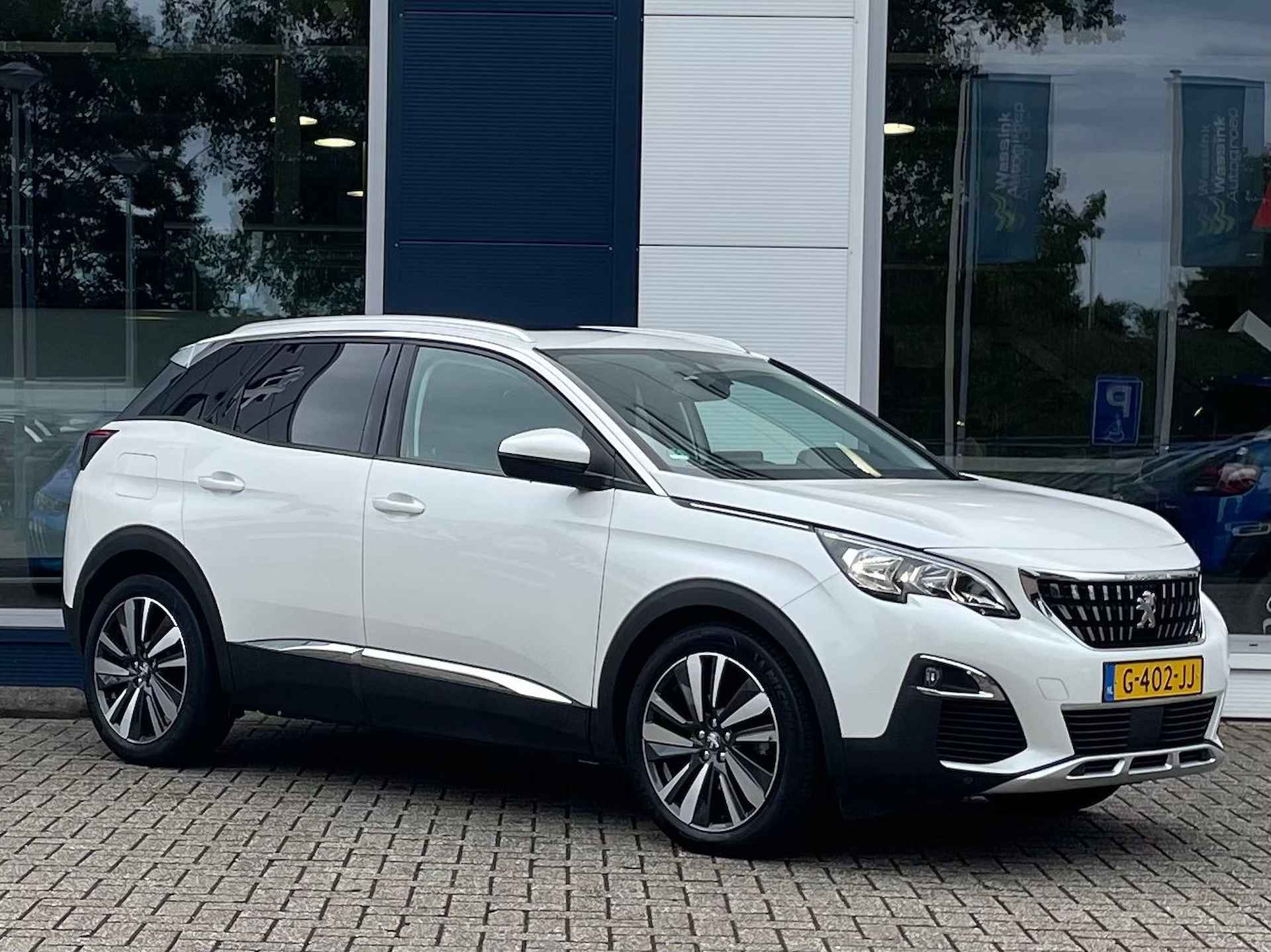 Peugeot 3008 1.2 PureTech 130pk Automaat! | Navigatie | Climate control | Panoramisch dak | Cruise control  | Parkkerhulp voor, achter met camera - 2/38