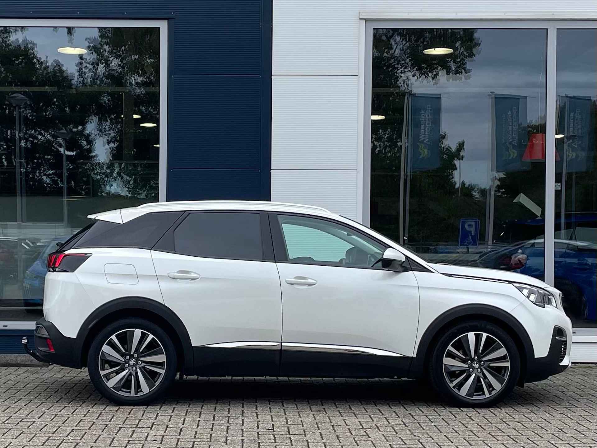 Peugeot 3008 1.2 PureTech 130pk Automaat! | Navigatie | Climate control | Panoramisch dak | Cruise control  | Parkkerhulp voor, achter met camera - 17/38