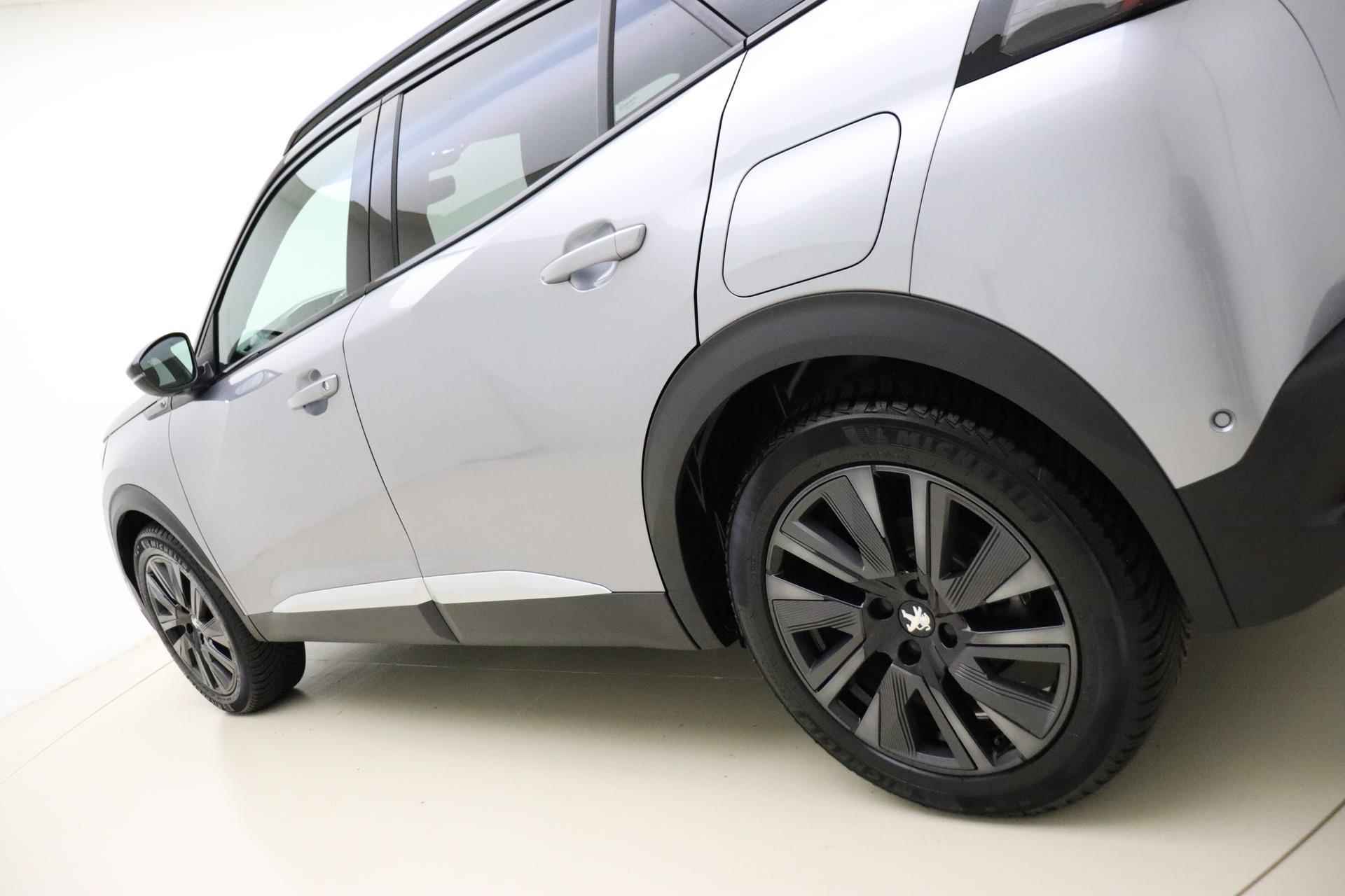 Peugeot e-2008 EV GT Pack 50 kWh 3-fase lader 136 PK | Automaat | LMV | A/C | Panoramadak | Draadloze telefoonlader | Leer met stoelverwarming | 12% bijtelling - 17/37