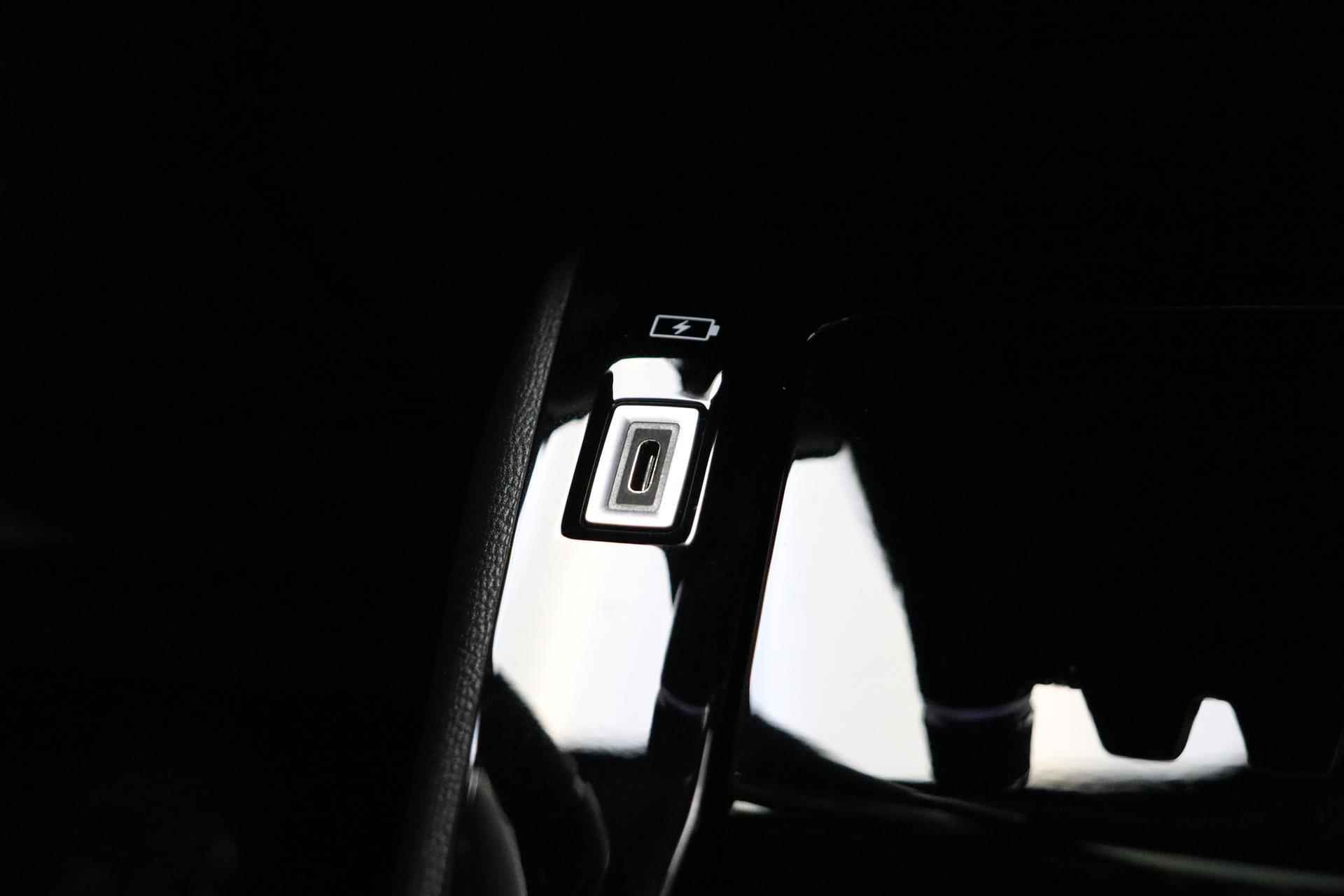 Peugeot e-2008 EV GT Pack 50 kWh 3-fase lader 136 PK | Automaat | LMV | A/C | Panoramadak | Draadloze telefoonlader | Leer met stoelverwarming | 12% bijtelling - 28/37