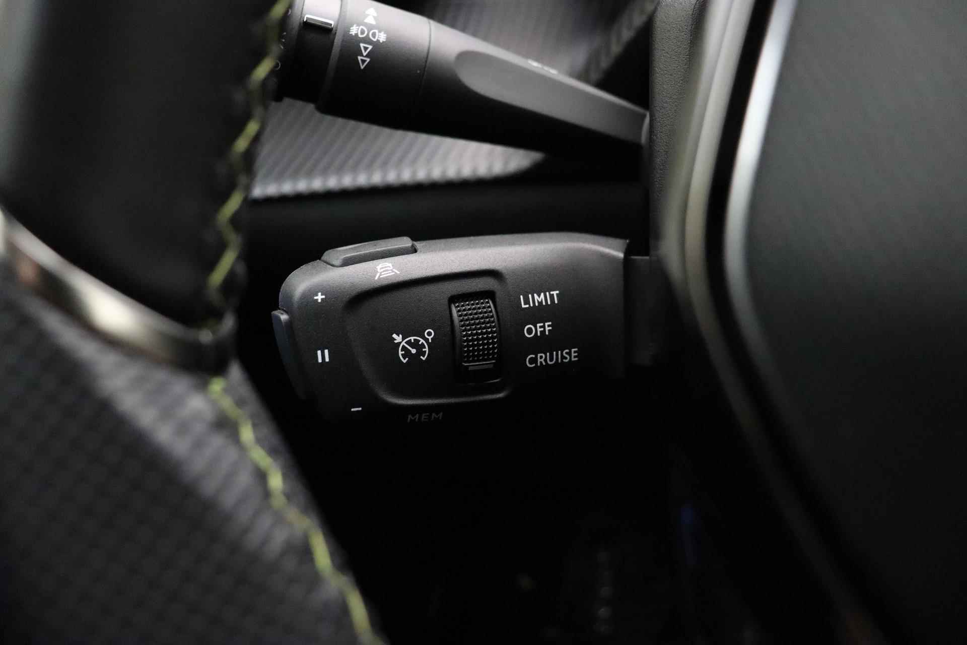 Peugeot e-2008 EV GT Pack 50 kWh 3-fase lader 136 PK | Automaat | LMV | A/C | Panoramadak | Draadloze telefoonlader | Leer met stoelverwarming | 12% bijtelling - 30/37
