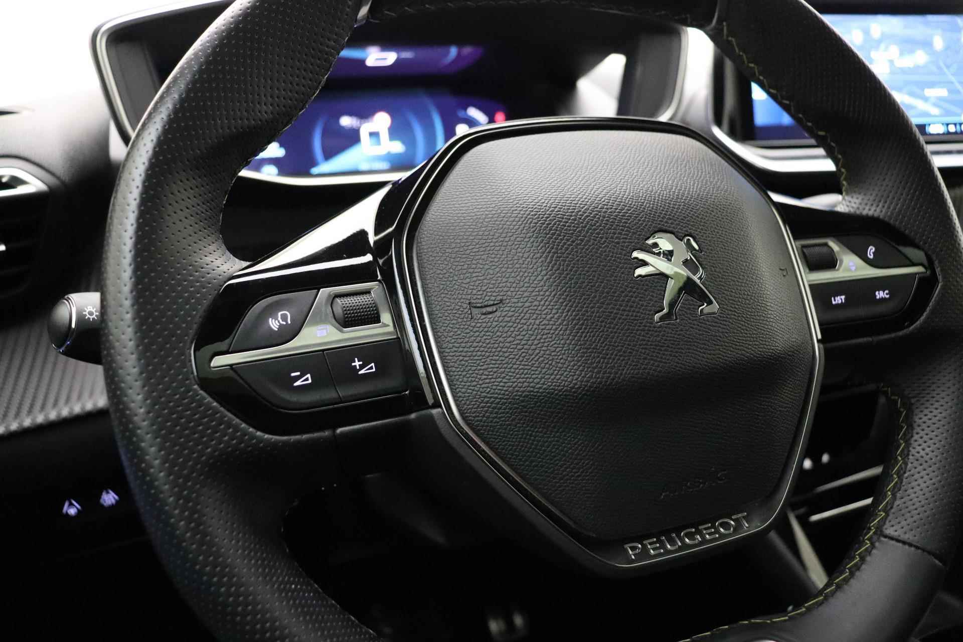 Peugeot e-2008 EV GT Pack 50 kWh 3-fase lader 136 PK | Automaat | LMV | A/C | Panoramadak | Draadloze telefoonlader | Leer met stoelverwarming | 12% bijtelling - 31/37