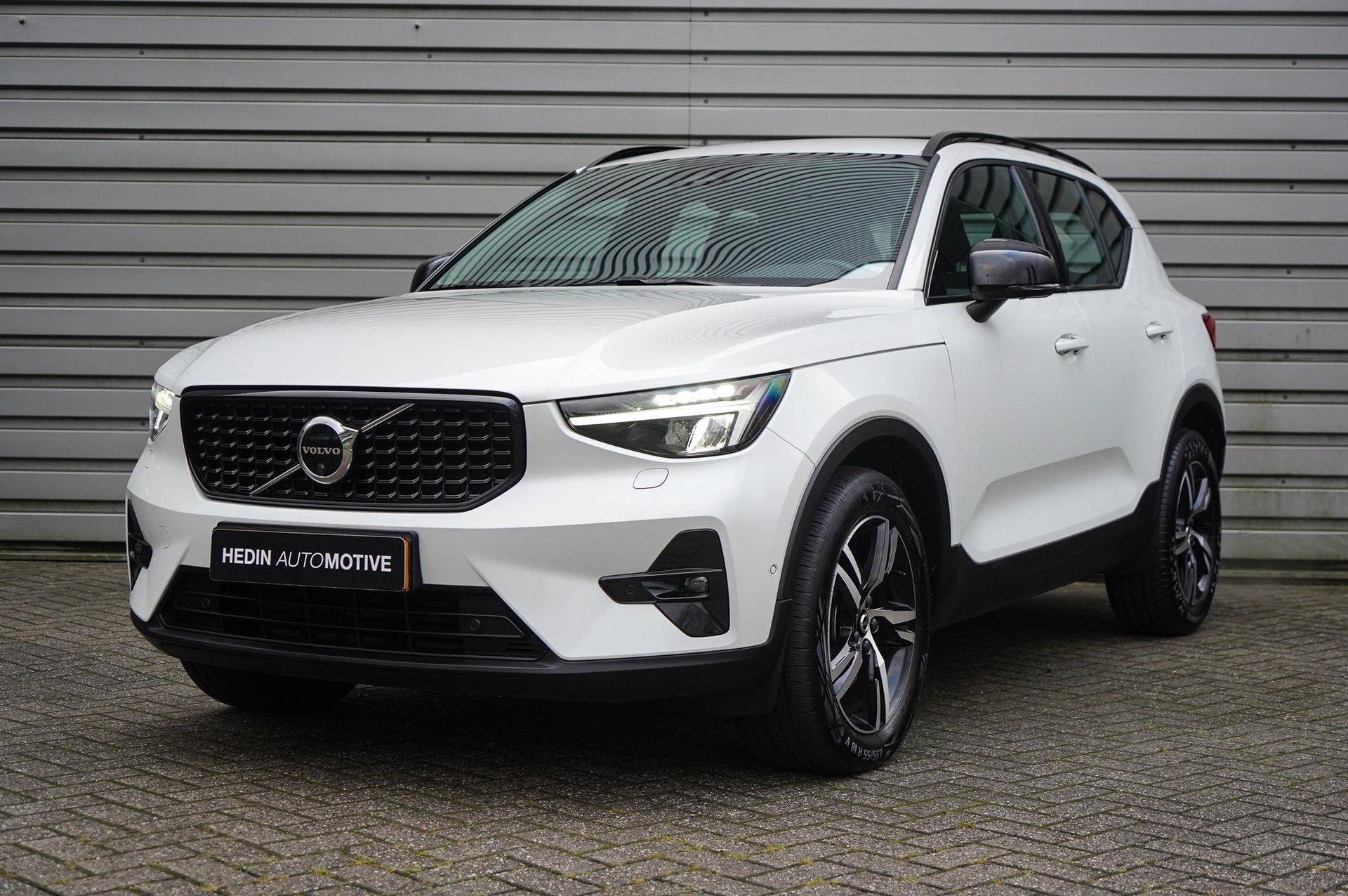 Volvo XC40 2.0 B3 Plus Dark | 360 graden camera | Parkeerverwarming | Lederen bekleding | Stoel en stuurverwarming | Elec. bedienbare stoelen