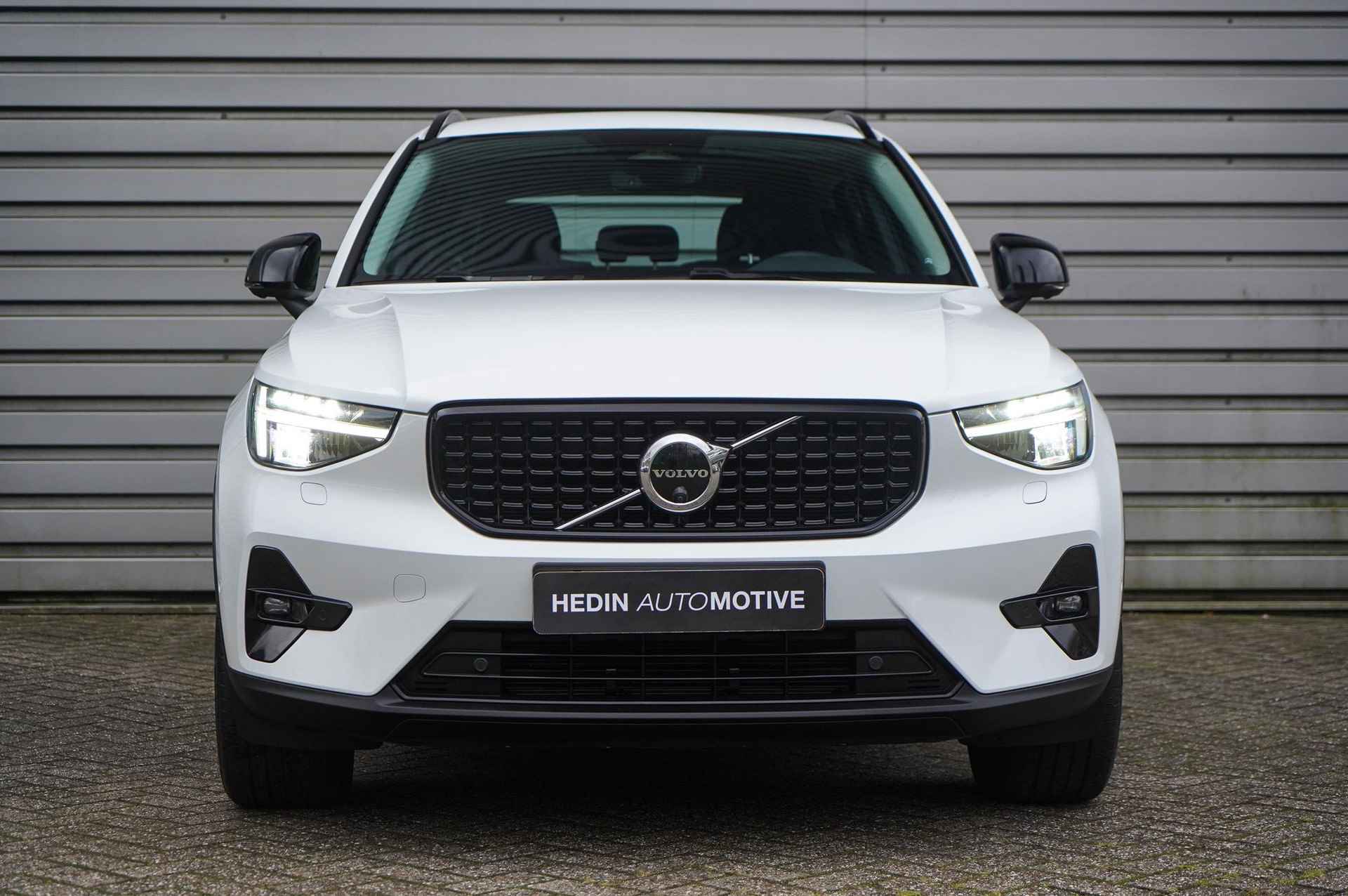 Volvo XC40 2.0 B3 Plus Dark | 360 graden camera | Parkeerverwarming | Lederen bekleding | Stoel en stuurverwarming | Elec. bedienbare stoelen - 2/30