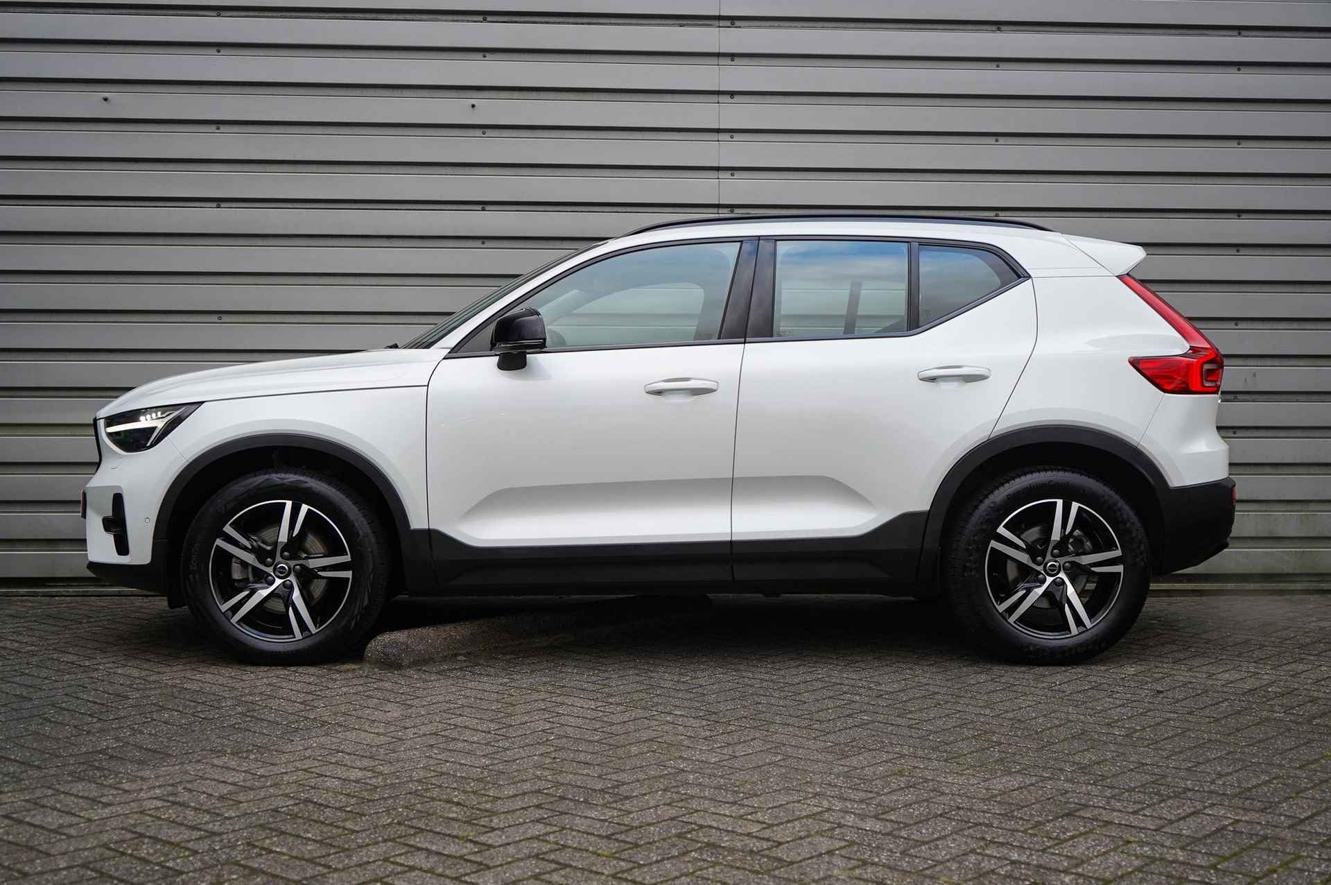 Volvo XC40 2.0 B3 Plus Dark | 360 graden camera | Parkeerverwarming | Lederen bekleding | Stoel en stuurverwarming | Elec. bedienbare stoelen - 3/30