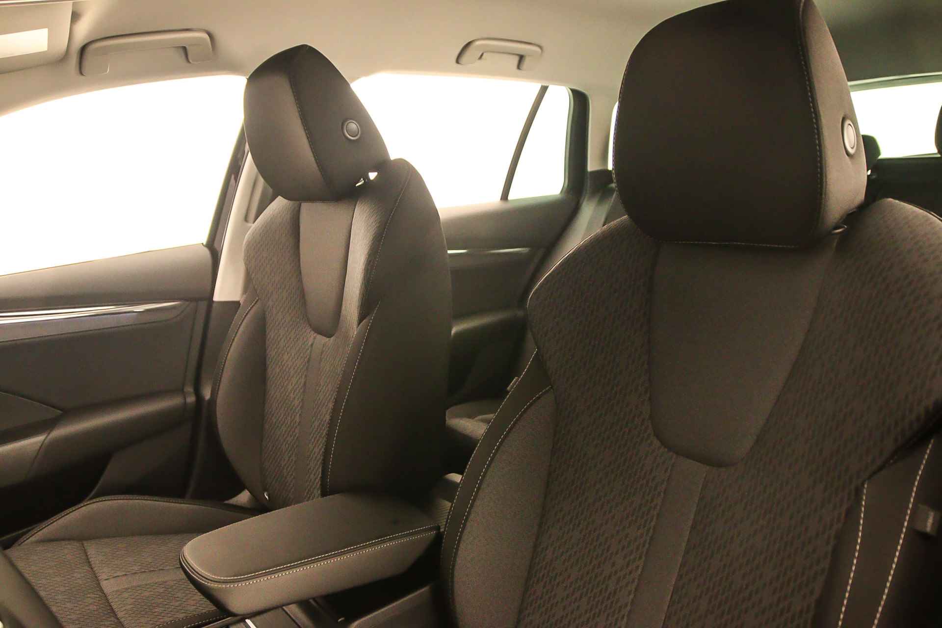 Škoda Octavia Combi Business Edition Plus 1.5 eTSI 150pk DSG Automaat Trekhaak, Adaptive cruise control, Elektrische achterklep, Achteruitrijcamera, Navigatie, 19 inch velgen, Stoelverwarming, Parkeersensoren, Verwarmde voorrruit - 4/44