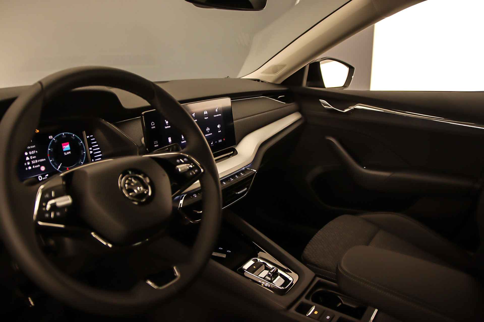 Škoda Octavia Combi Business Edition Plus 1.5 eTSI 150pk DSG Automaat Trekhaak, Adaptive cruise control, Elektrische achterklep, Achteruitrijcamera, Navigatie, 19 inch velgen, Stoelverwarming, Parkeersensoren, Verwarmde voorrruit - 5/44